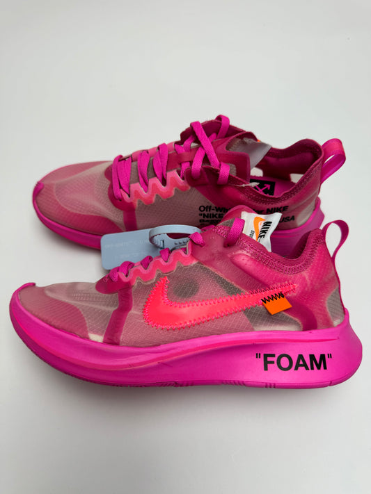 Off‑White Zoom Fly Tulip Pink – rechte Seitenansicht mit pink-transparentem Upper und neonglänzendem Swoosh