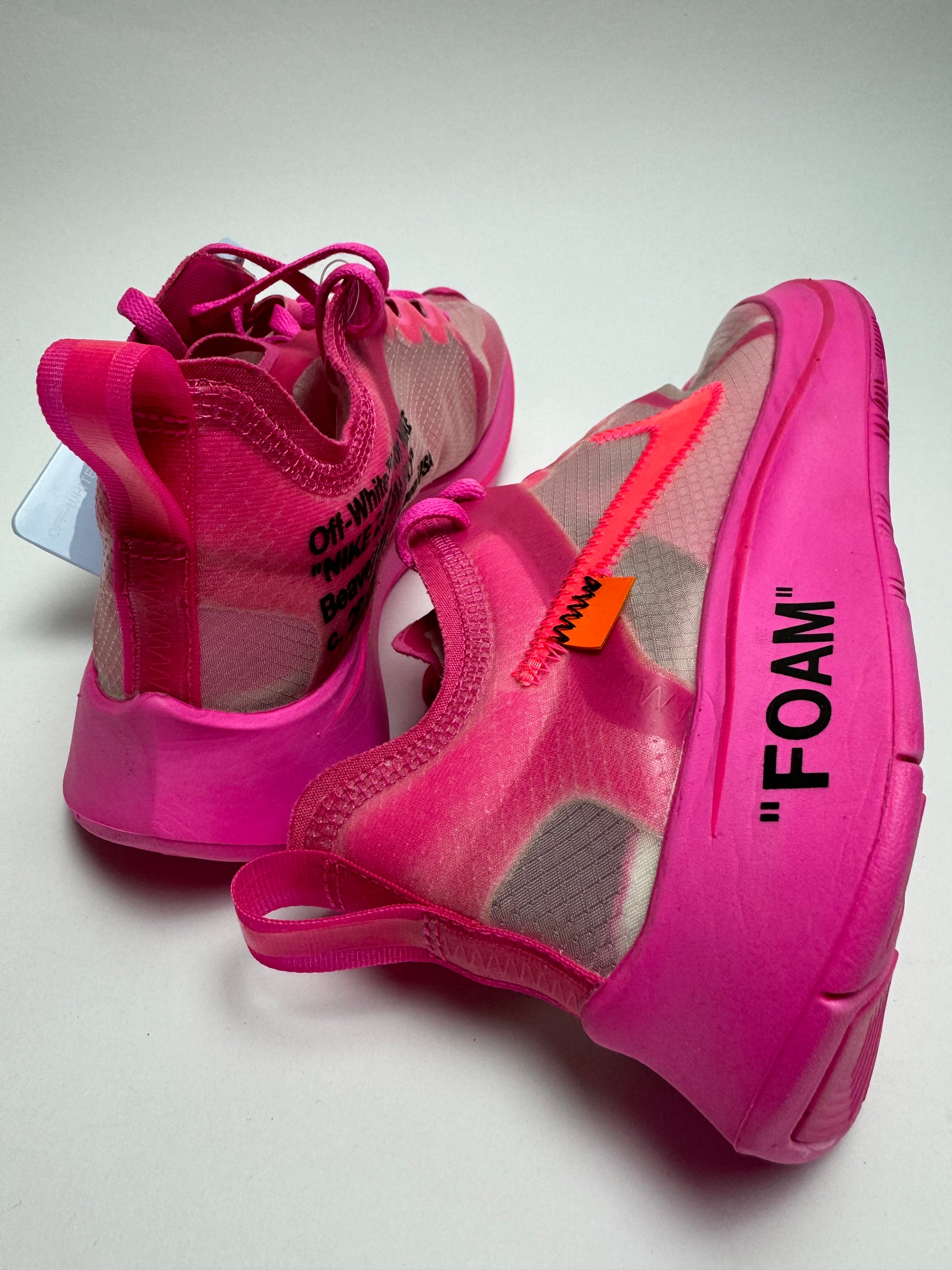 Rückansicht des Sneakers – Off‑White Zoom Fly Tulip Pink mit schwarz gedrucktem ‚FOAM‘ auf der Sohle