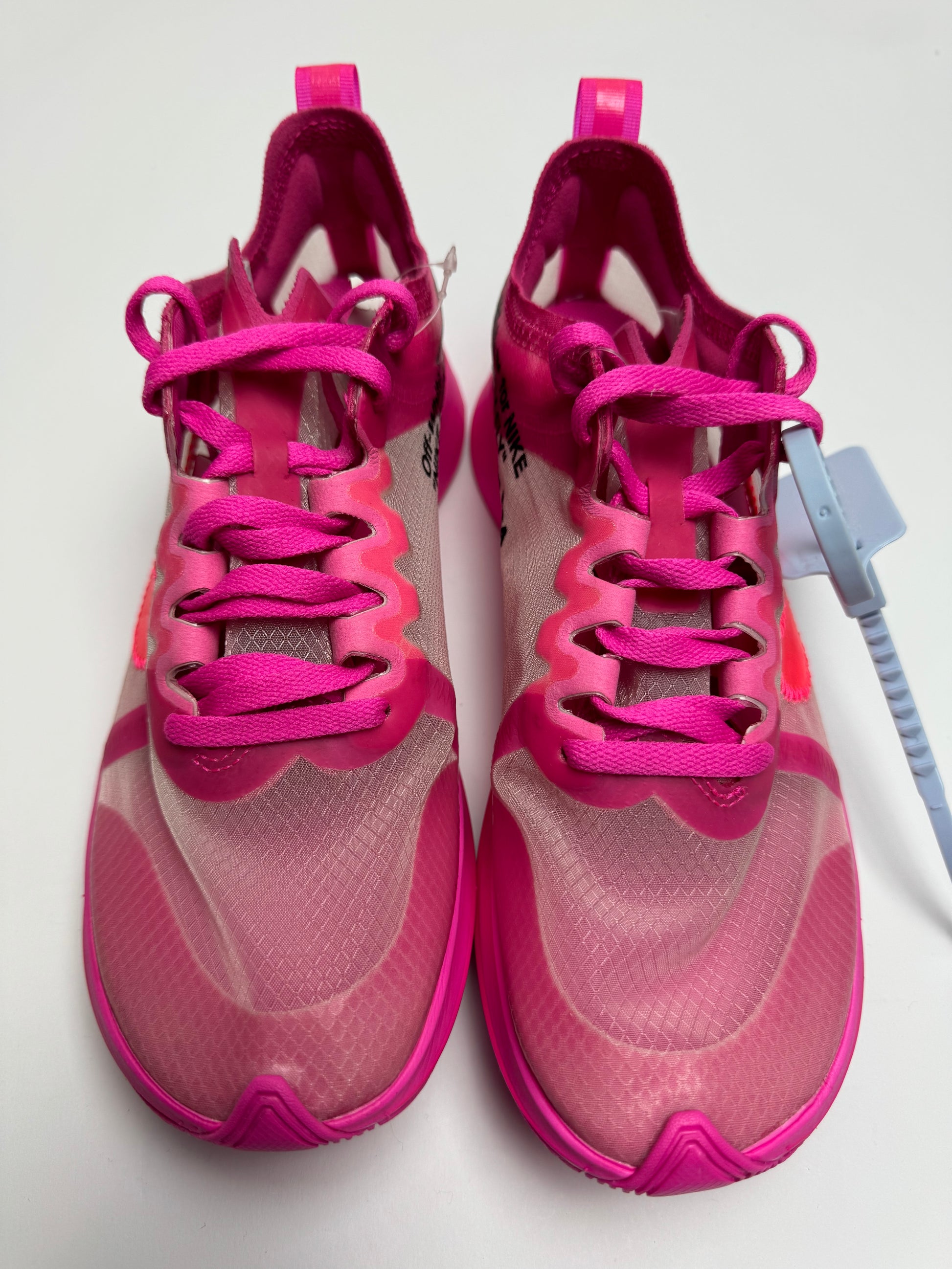 Detailansicht der Zunge – Off‑White Zoom Fly Tulip Pink mit rau geschnittener Zunge und blauem Zip‑Tie