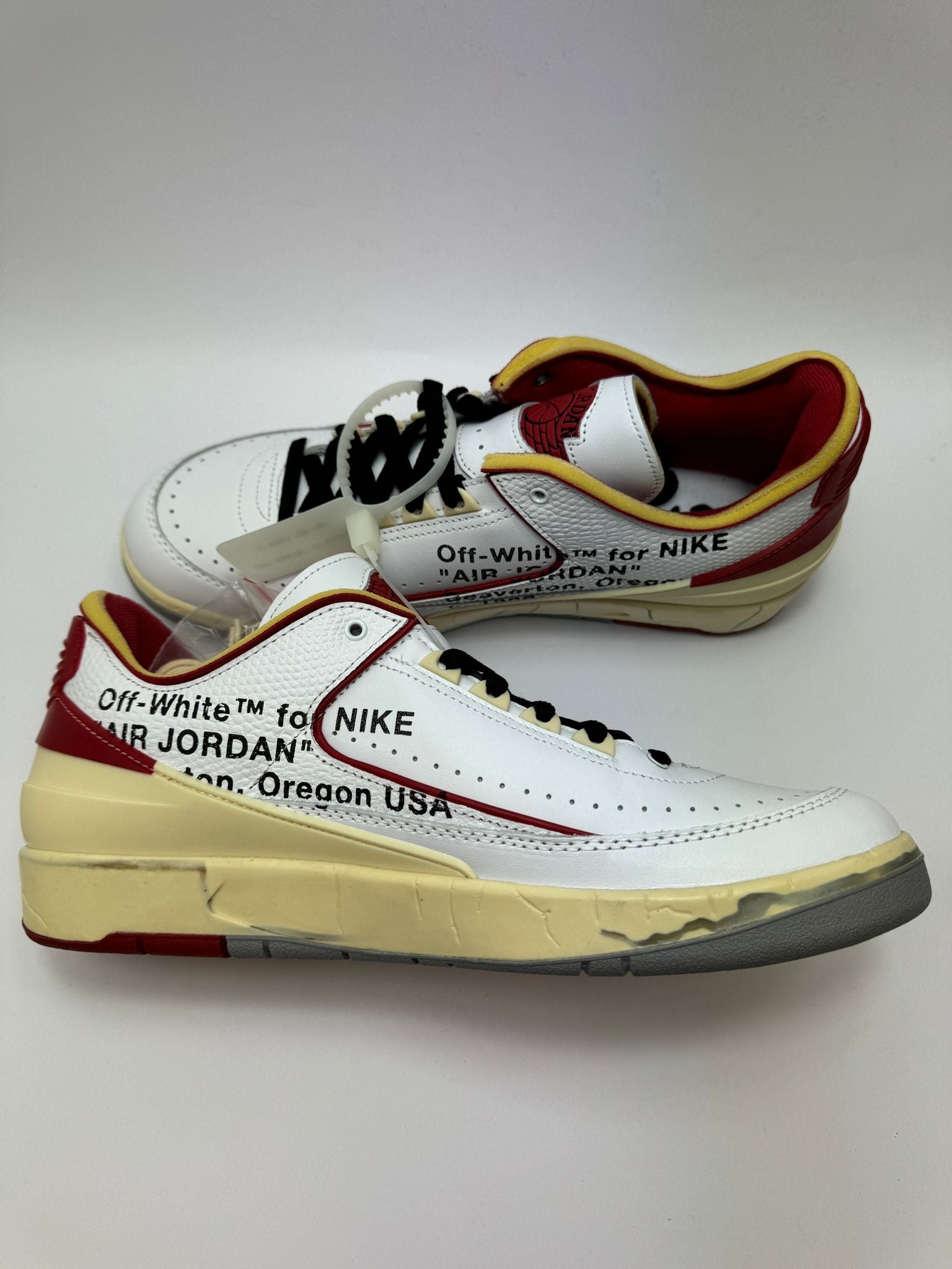 Jordan 2 Retro Low Off‑White White‑Red – linke Außenseite mit klassischer Farbkombination und dezenten Branding‑Details