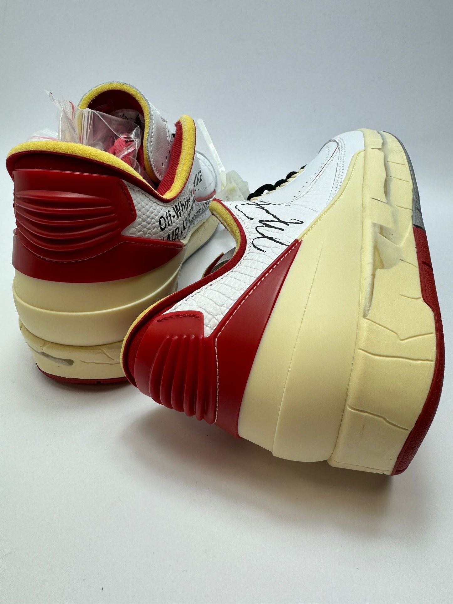 Jordan 2 Retro Low Off‑White White‑Red – Rückansicht mit Jumpman Logo und roten Highlights