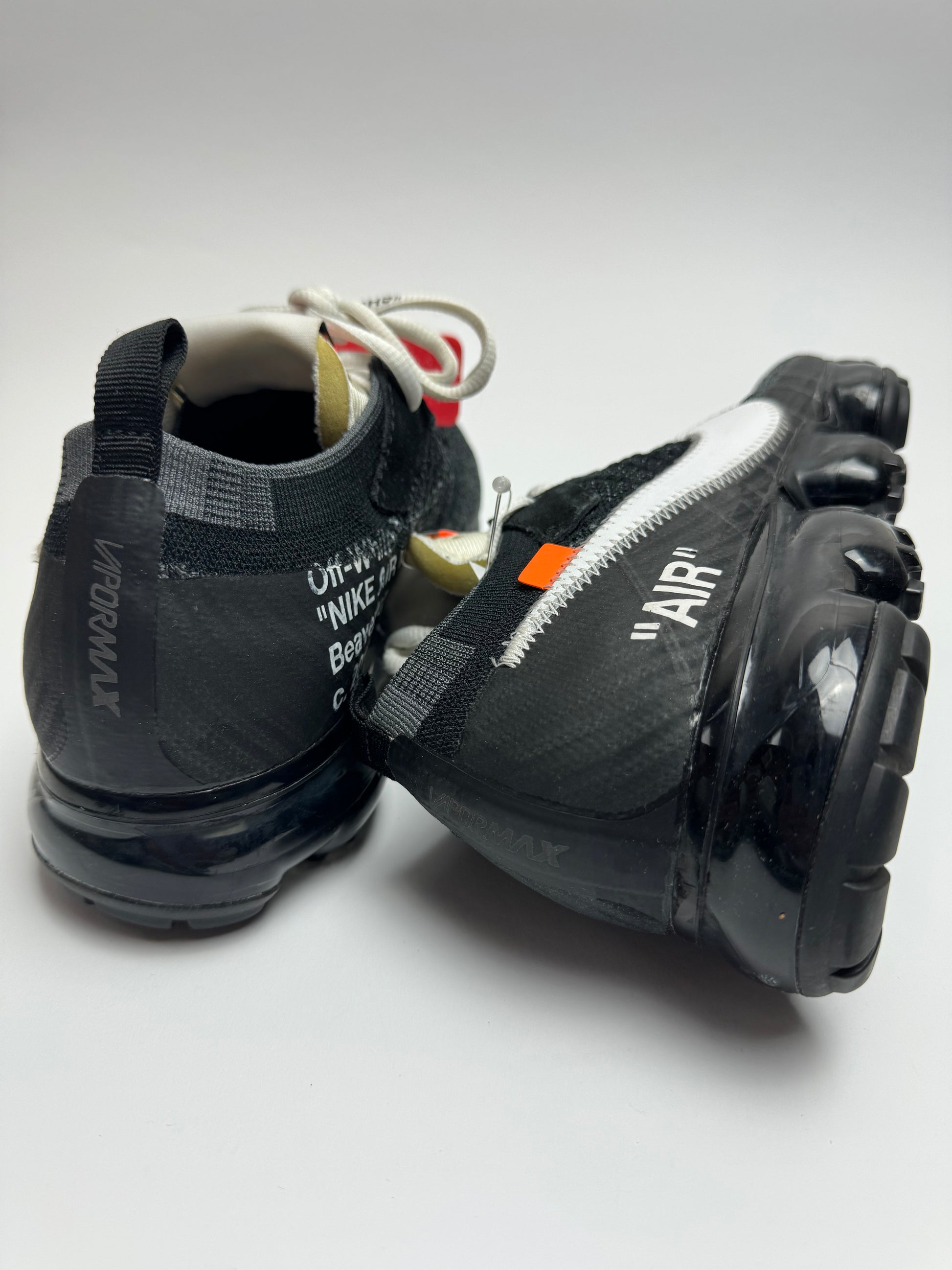 Rückansicht des Sneakers – Air‑Sohle mit schlichter ‘AIR’-Inschrift und zurückhaltendem Branding