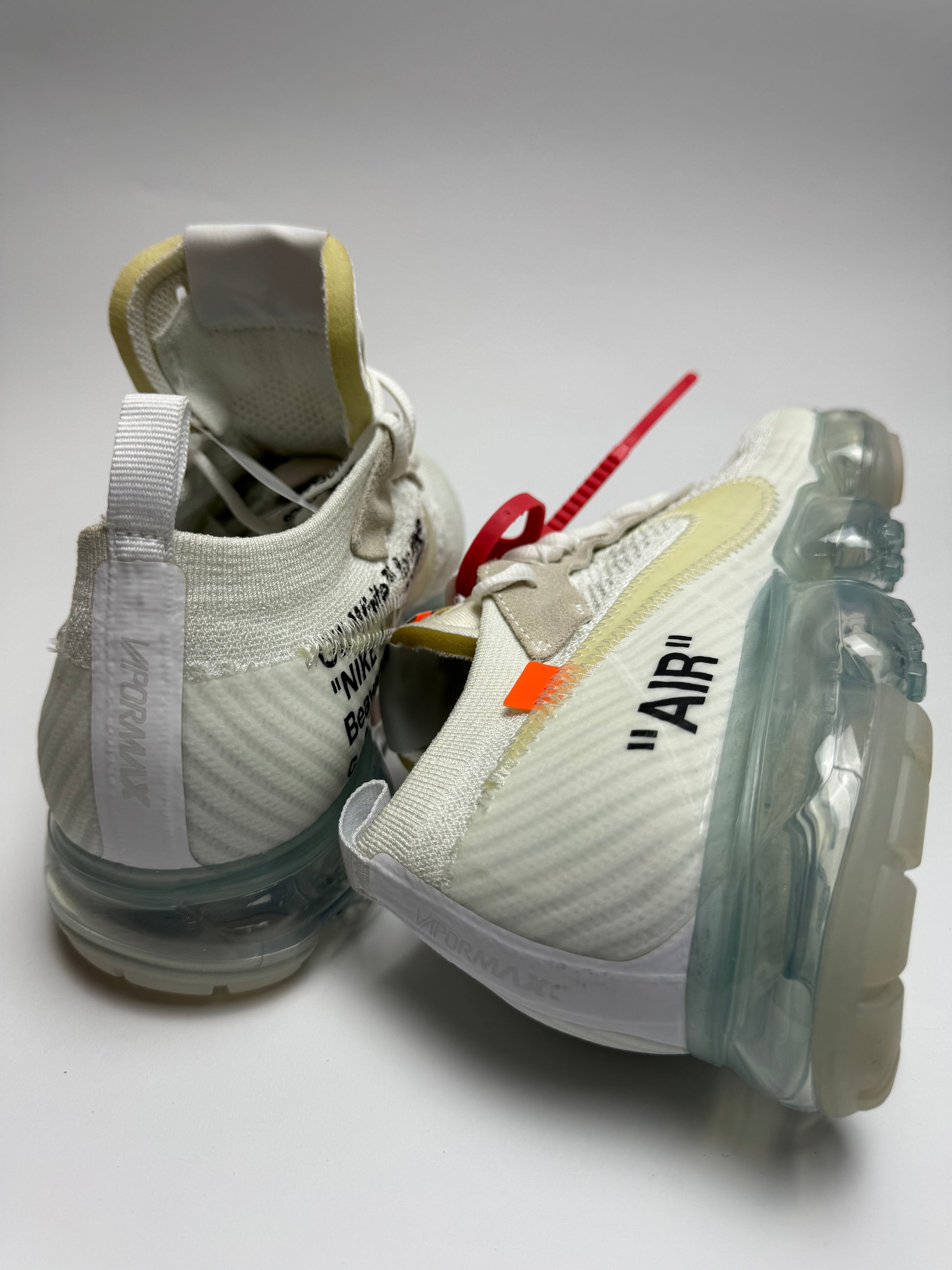 Rückansicht des Sneakers – klare Air-Sohle mit zartem ‚AIR‘-Branding, zurückhaltendes Heel-Design