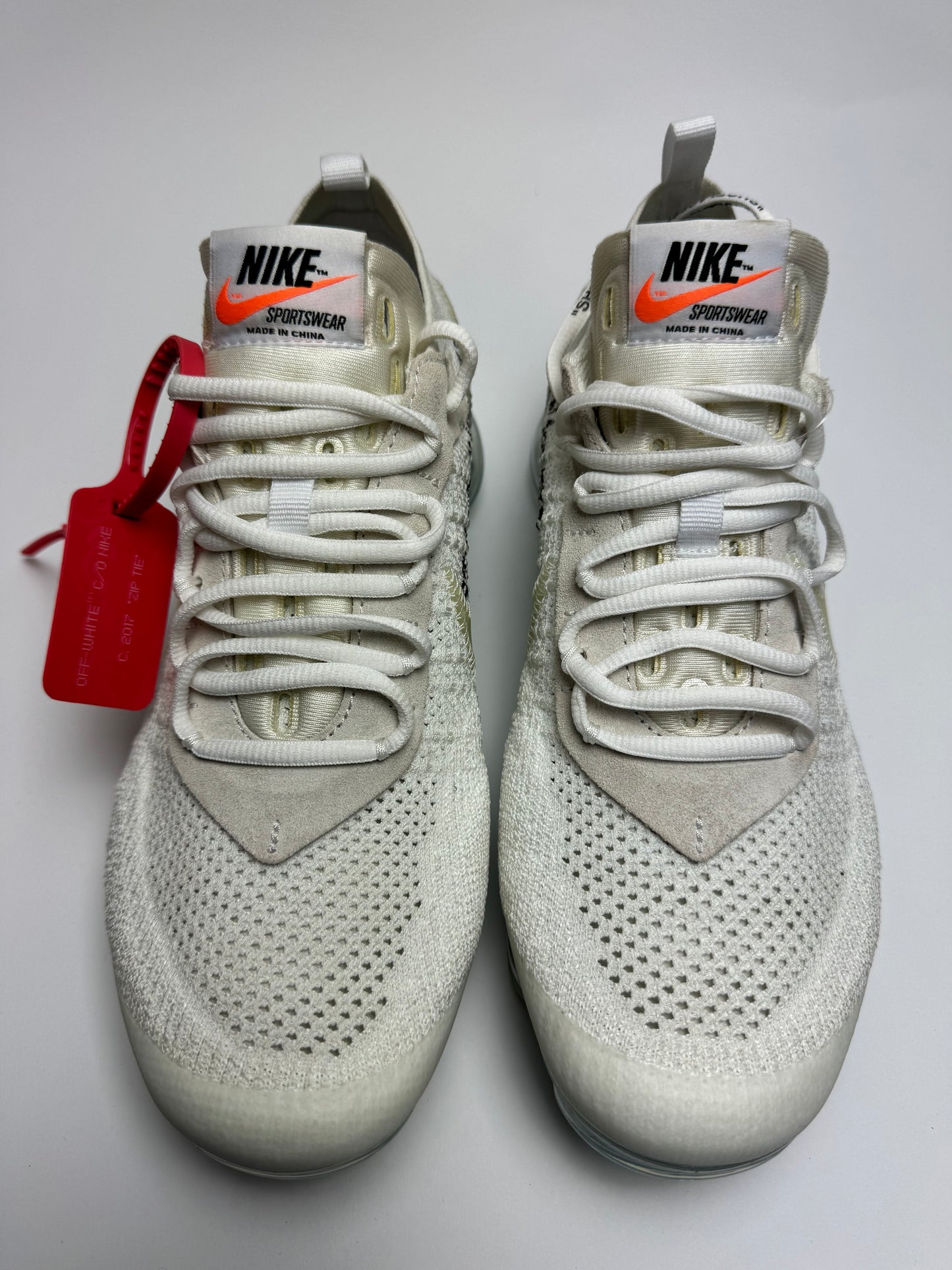 Detailansicht der Zunge – The Ten VaporMax White mit rau geschnittener Zunge und minimalistischer Typografie in Schwarz