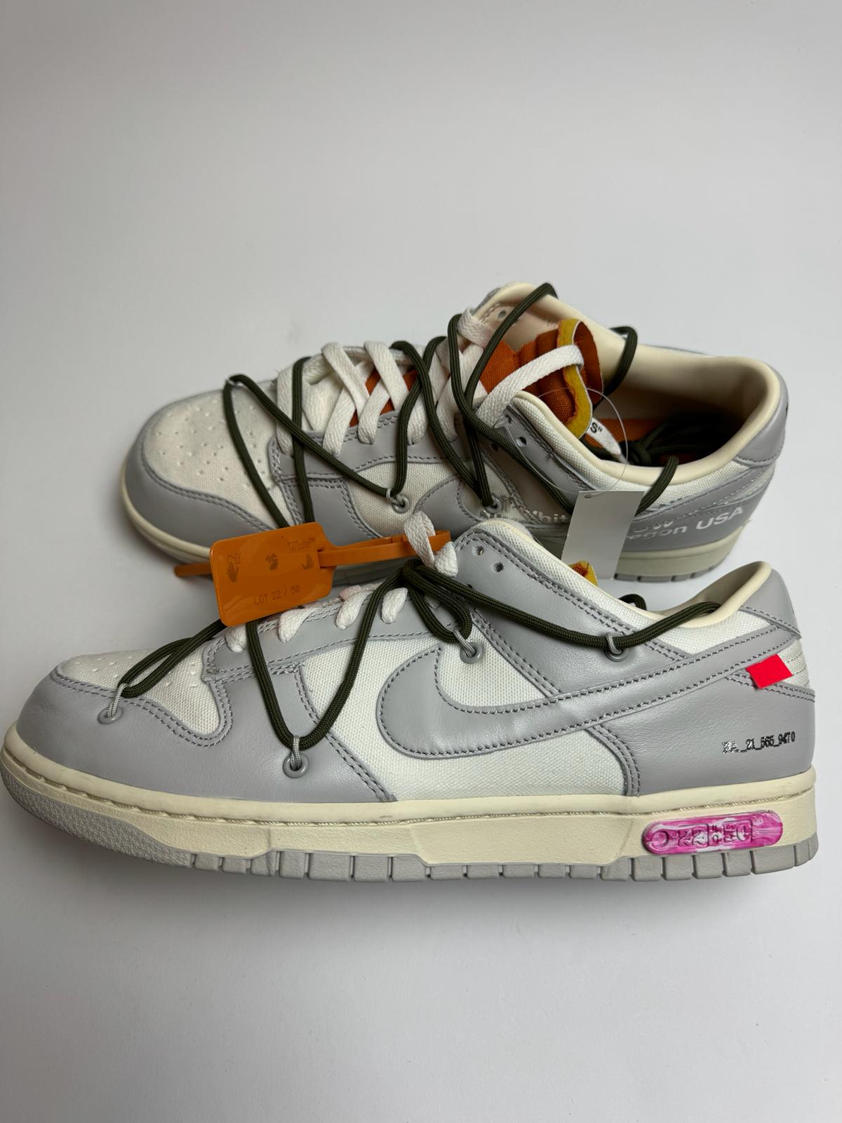 Off-White Nike Dunk Low Lot 22 – rechte Seitenansicht mit weißem Leder-Upper und grauen Canvas-Overlays