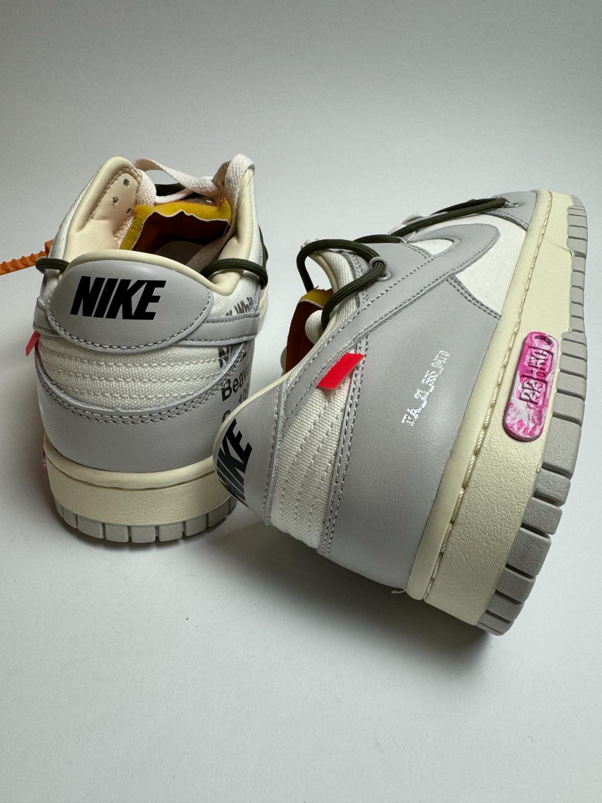 Rückansicht des Sneakers – Off-White Dunk Lot 22 mit grünem, exponiertem Foam-Zungenrand und rotem ‚Lot 22 of 50‘-Patch auf der Midsole