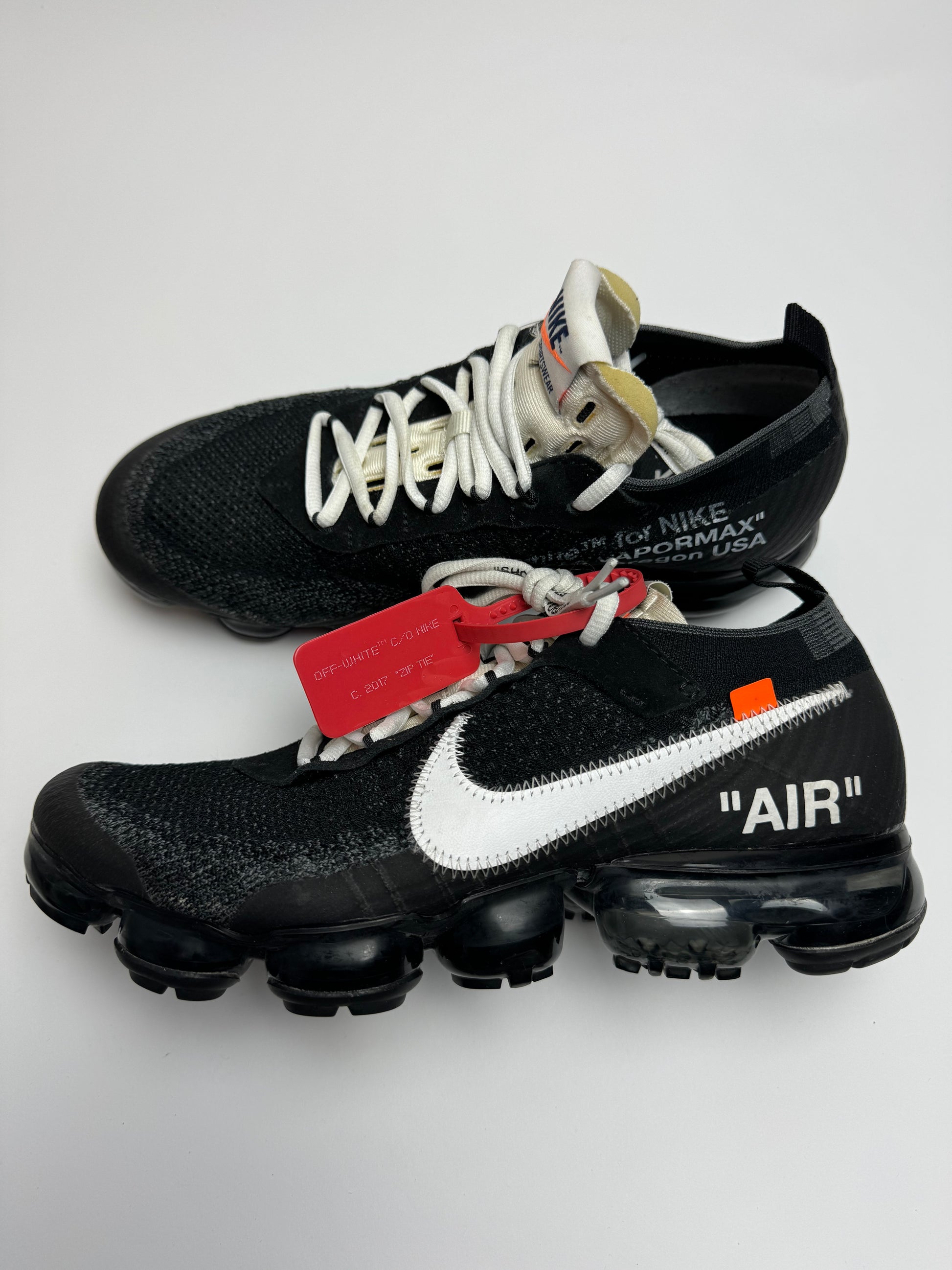 Off‑White × Nike VaporMax – rechte Seitenansicht mit schwarzem Flyknit-Upper und überdimensionalem weißen Swoosh