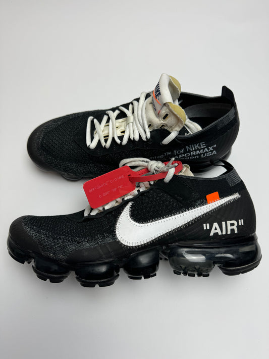 Off‑White × Nike VaporMax – rechte Seitenansicht mit schwarzem Flyknit-Upper und überdimensionalem weißen Swoosh