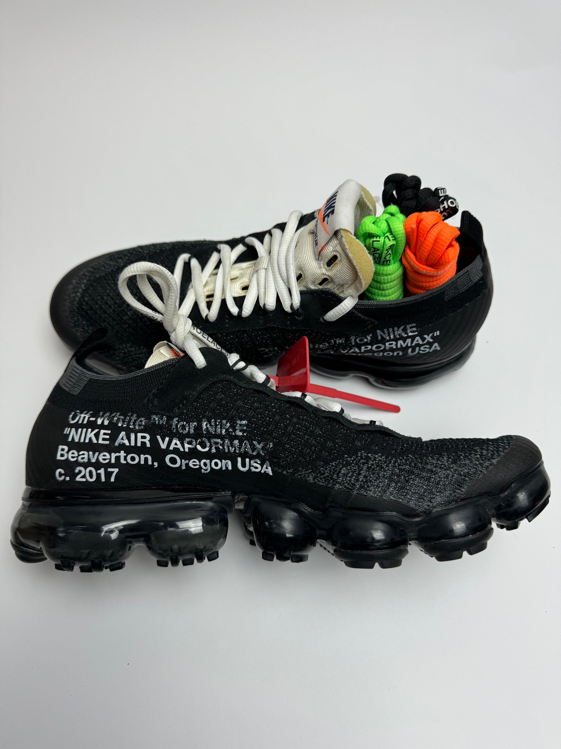 „Off‑White × Nike VaporMax – linke Außenseite mit transparentem VaporMax-Luftsohlenprofil und orangefarbener Zip‑Tie