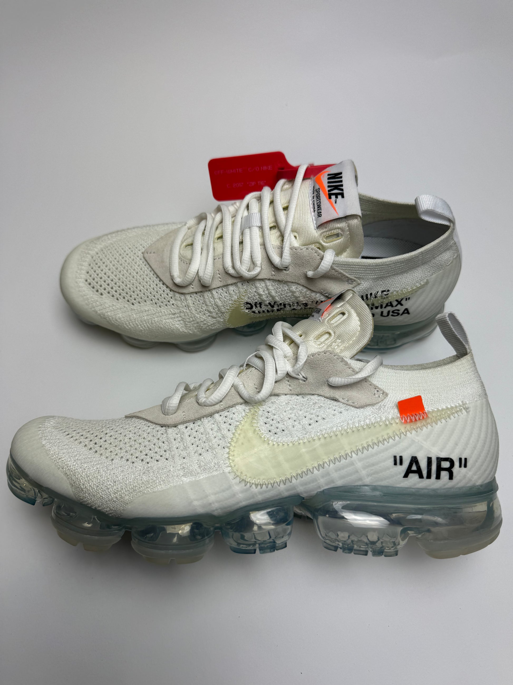 Off‑White VaporMax White – rechte Seitenansicht mit weißem Flyknit-Upper und überdimensioniertem weiß gesticktem Swoosh