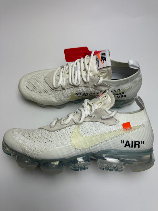 Off‑White VaporMax White – rechte Seitenansicht mit weißem Flyknit-Upper und überdimensioniertem weiß gesticktem Swoosh