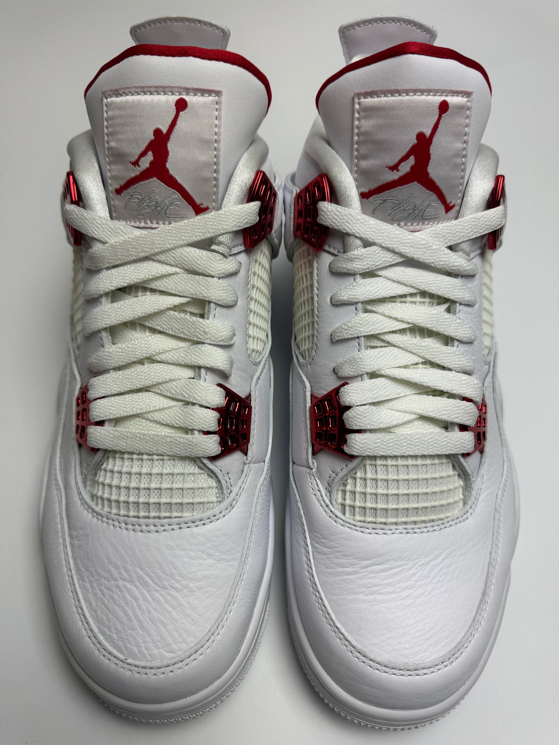 Detailansicht der Zunge – Jumpman-Logo in Metallic Red auf weißer, gepolsterter Tongue