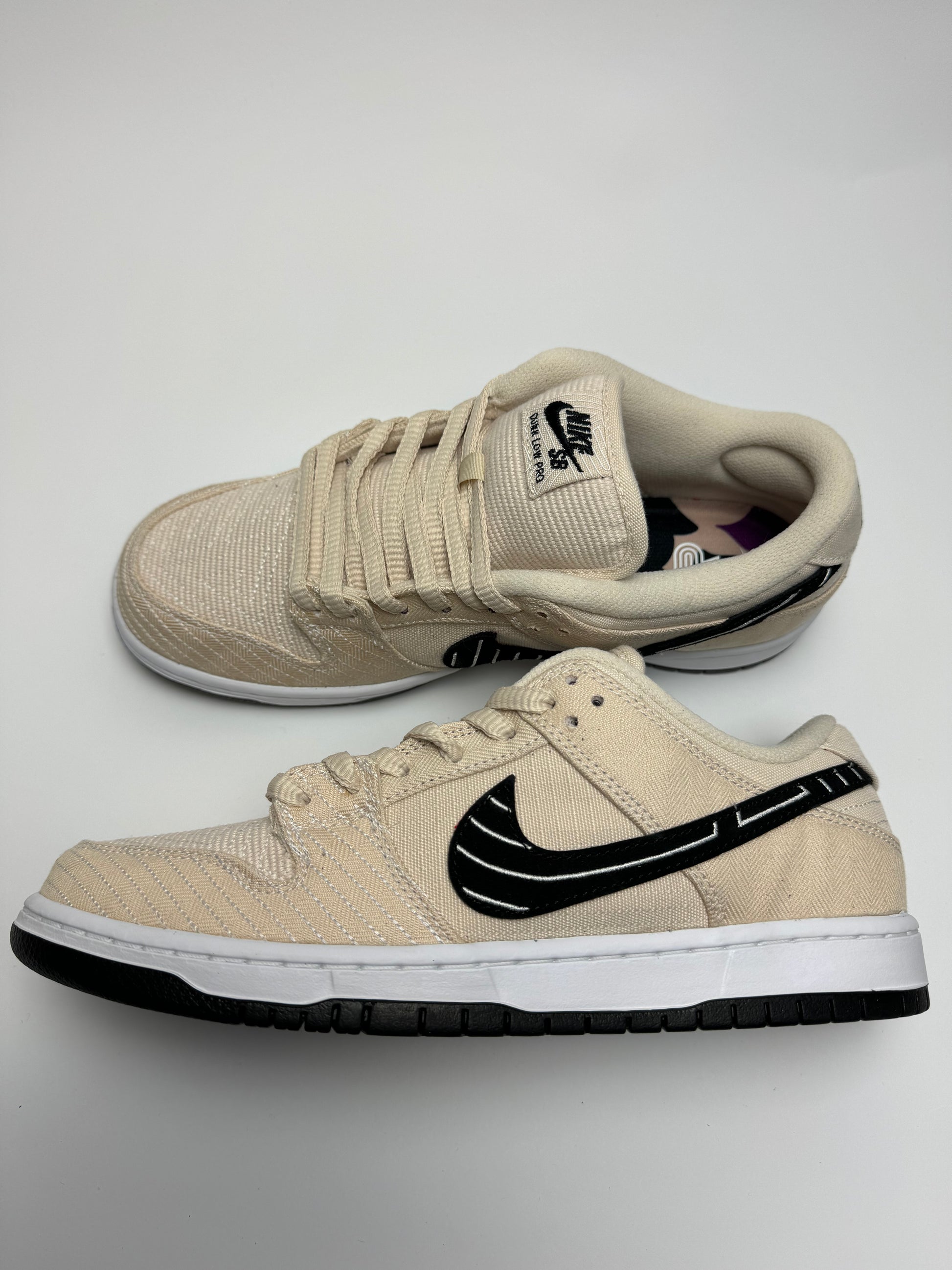 Nike SB Dunk Low Albino & Preto – rechte Seitenansicht mit Fossil-/Sail‑Canvas im Pearl‑Weave-Stil und schwarzem Swoosh