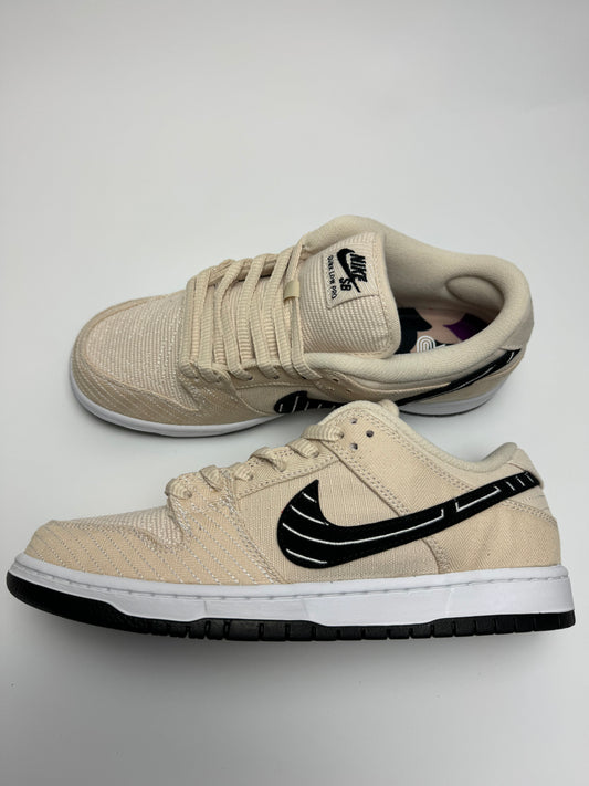 Nike SB Dunk Low Albino & Preto – rechte Seitenansicht mit Fossil-/Sail‑Canvas im Pearl‑Weave-Stil und schwarzem Swoosh