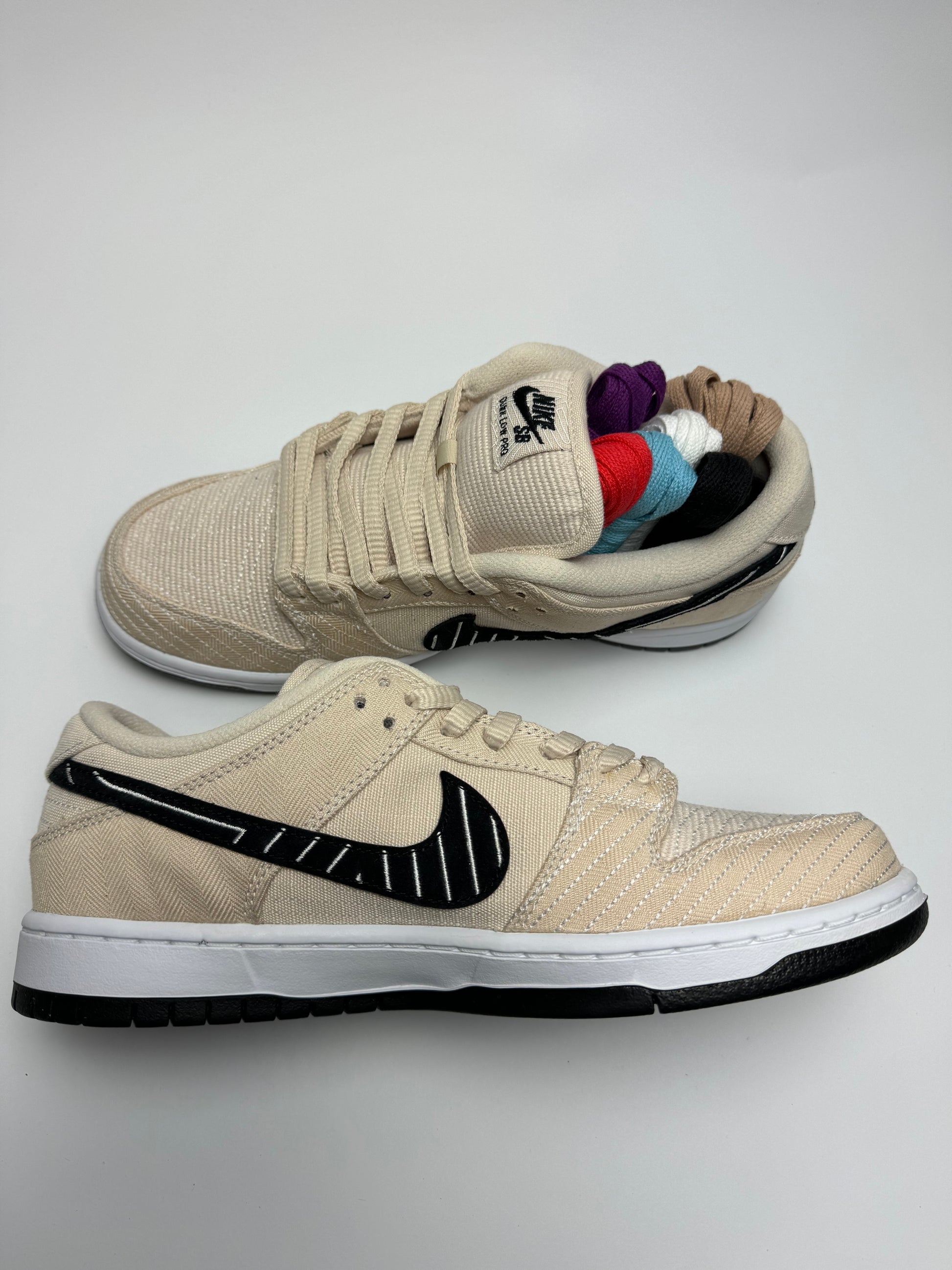 Nike SB Dunk Low Albino & Preto – linke Außenseite mit Black Swoosh und weißen Mittelsohle sowie schwarzer Outsole
