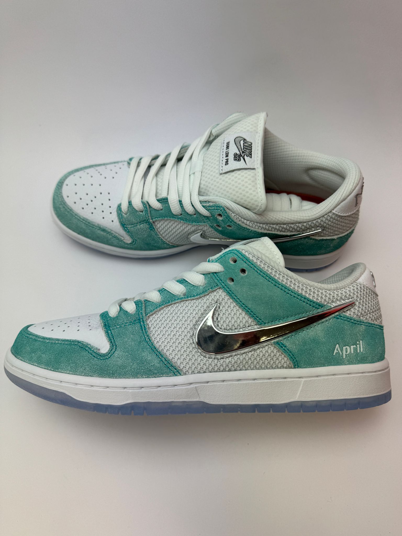 Nike SB Dunk Low April Skateboards – rechte Seitenansicht mit weißem Mesh-Upper und Turbo Green Wildleder-Overlays