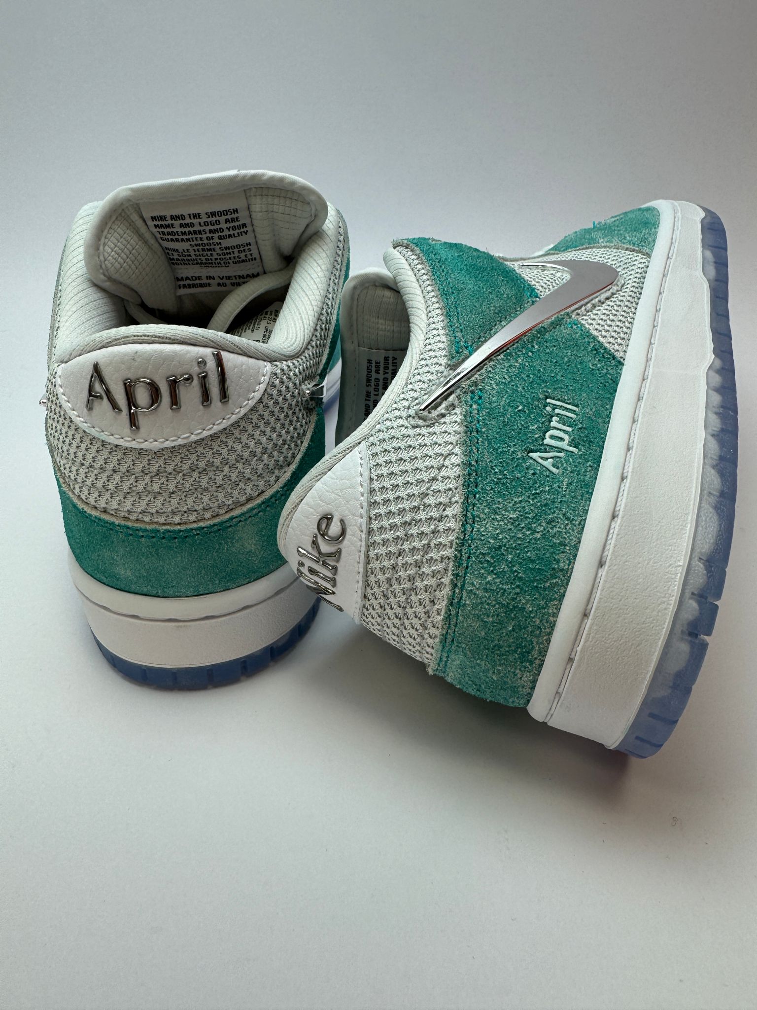 Rückansicht des Sneakers – Nike SB Dunk Low April Skateboards mit translucent Outsole, die Blumen-Grafik zeigt