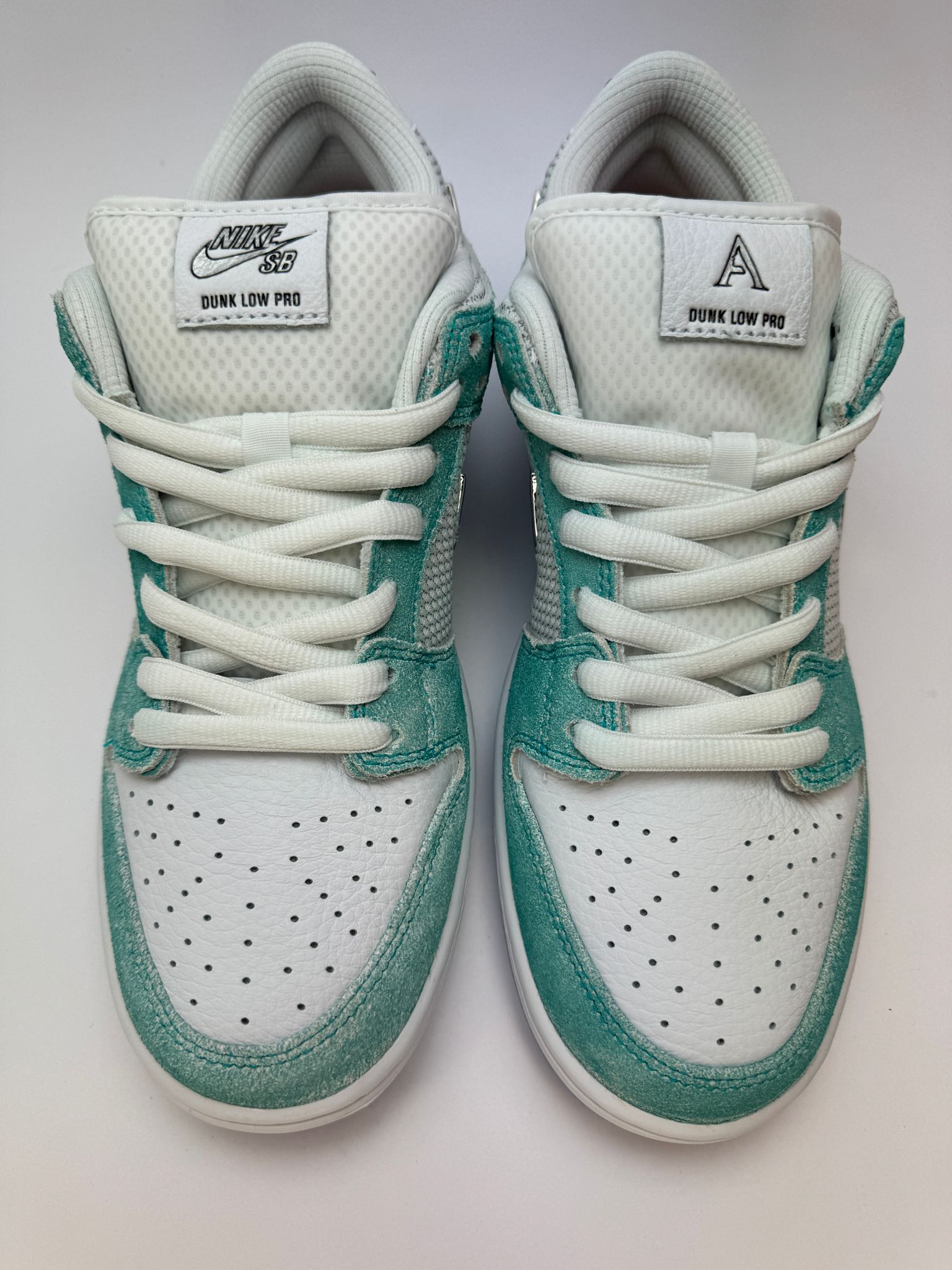 Detailansicht der Zunge – Nike SB Dunk Low April Skateboards mit gepolsterter SB-Zunge und co-branded Labels