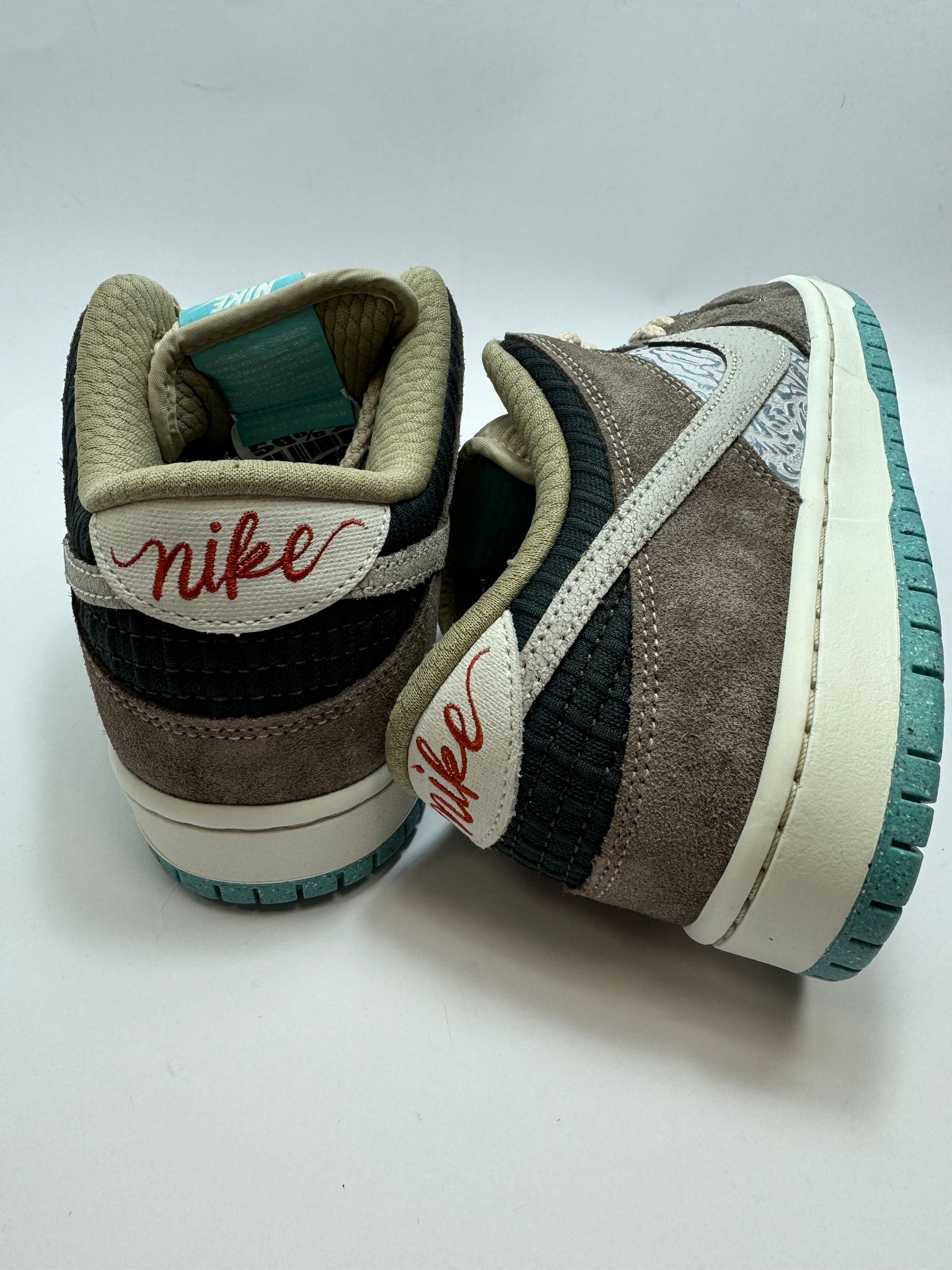 Nike SB Dunk Low Big Money Savings – Rückansicht mit Nike SB Logo und farbenfrohen Details