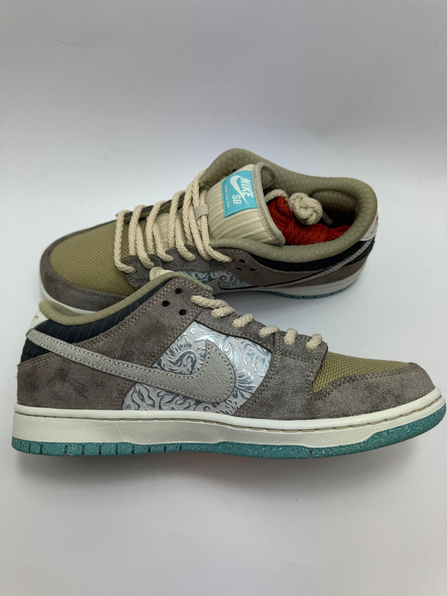 Nike SB Dunk Low Big Money Savings – linke Außenseite mit bunten Akzenten und einzigartigen Mustern