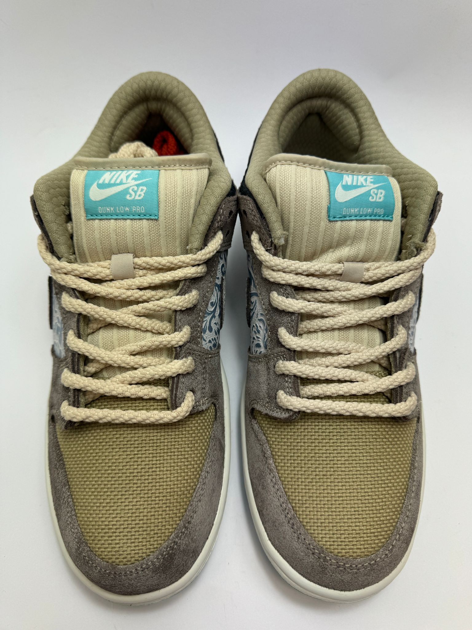 Detailansicht der Zunge – Nike SB Dunk Low Big Money Savings mit charakteristischem Branding