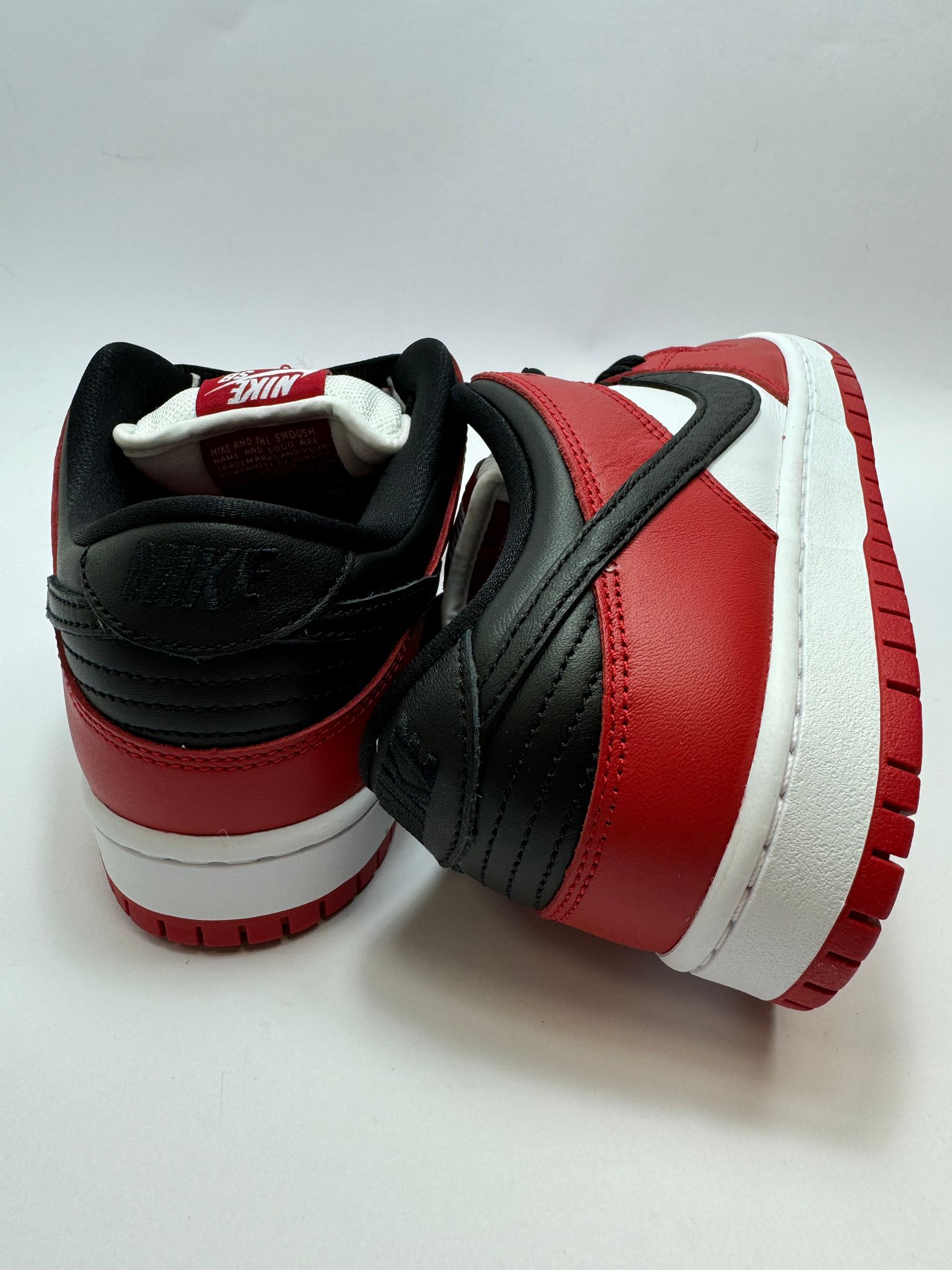 Nike SB Dunk Low Pro J-Pack Chicago – Rückansicht mit Nike Branding