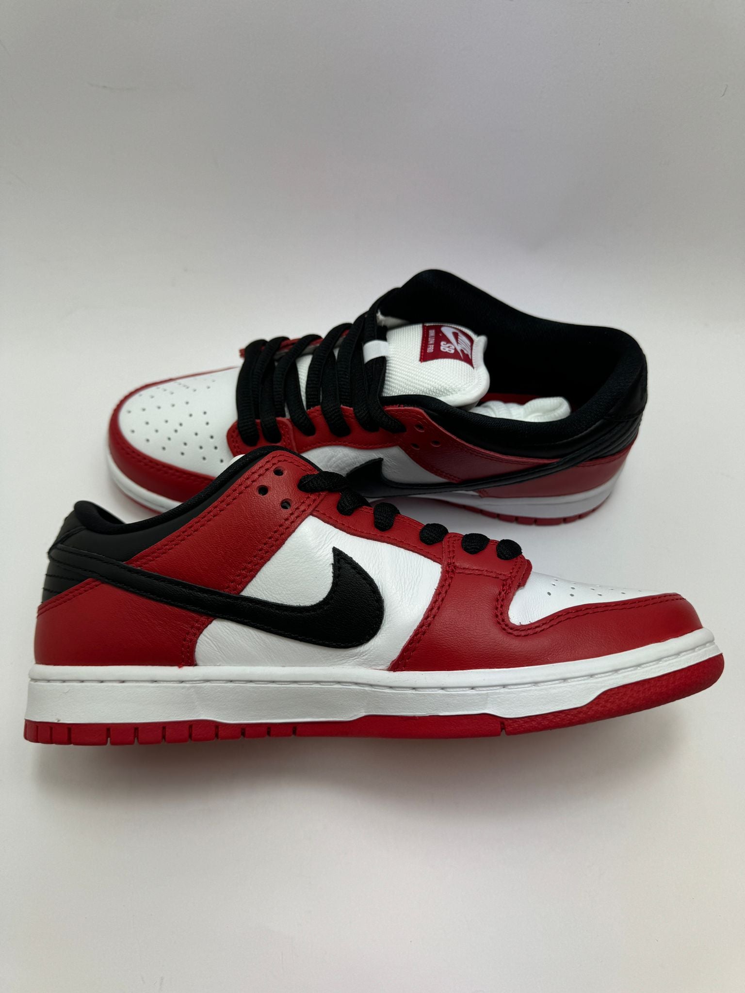 Nike SB Dunk Low Pro Chicago – linke Außenseite mit klassischem Bulls-Colorway