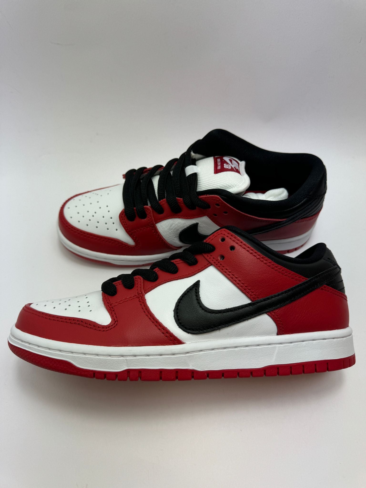 Nike SB Dunk Low Pro J-Pack Chicago Sneaker – rechte Seitenansicht in Rot, Weiß und Schwarz