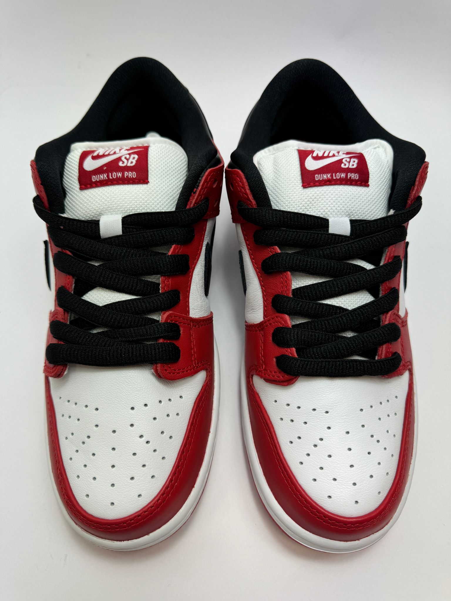 Detailansicht der Zunge – Nike SB Dunk Low Pro Chicago mit Logo