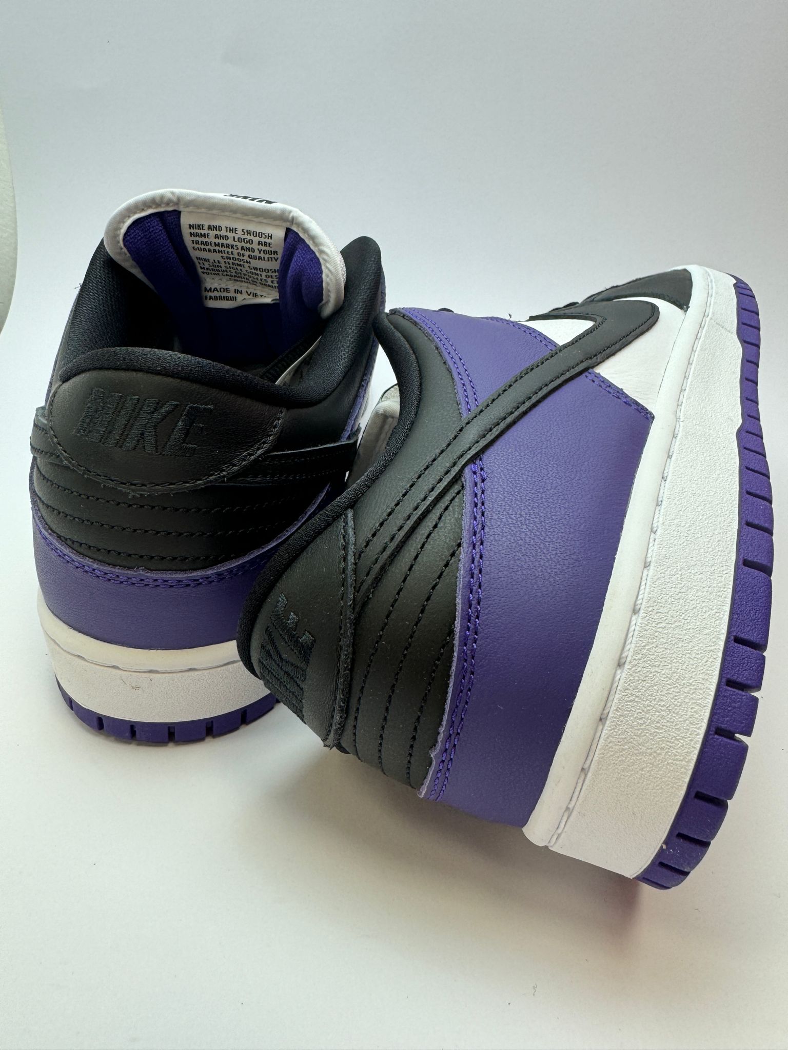Detailansicht der Zunge – Nike SB Dunk Low Court Purple mit gepolsterter SB-Zunge und Zoom-Air-Nähte