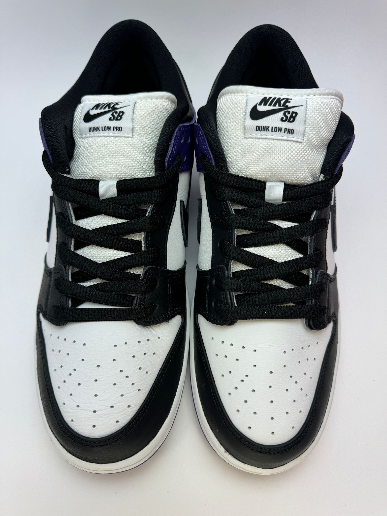 Rückansicht des Sneakers – Nike SB Dunk Low Court Purple mit schwarz gefärbter Ferse und Nike-SB-Branding