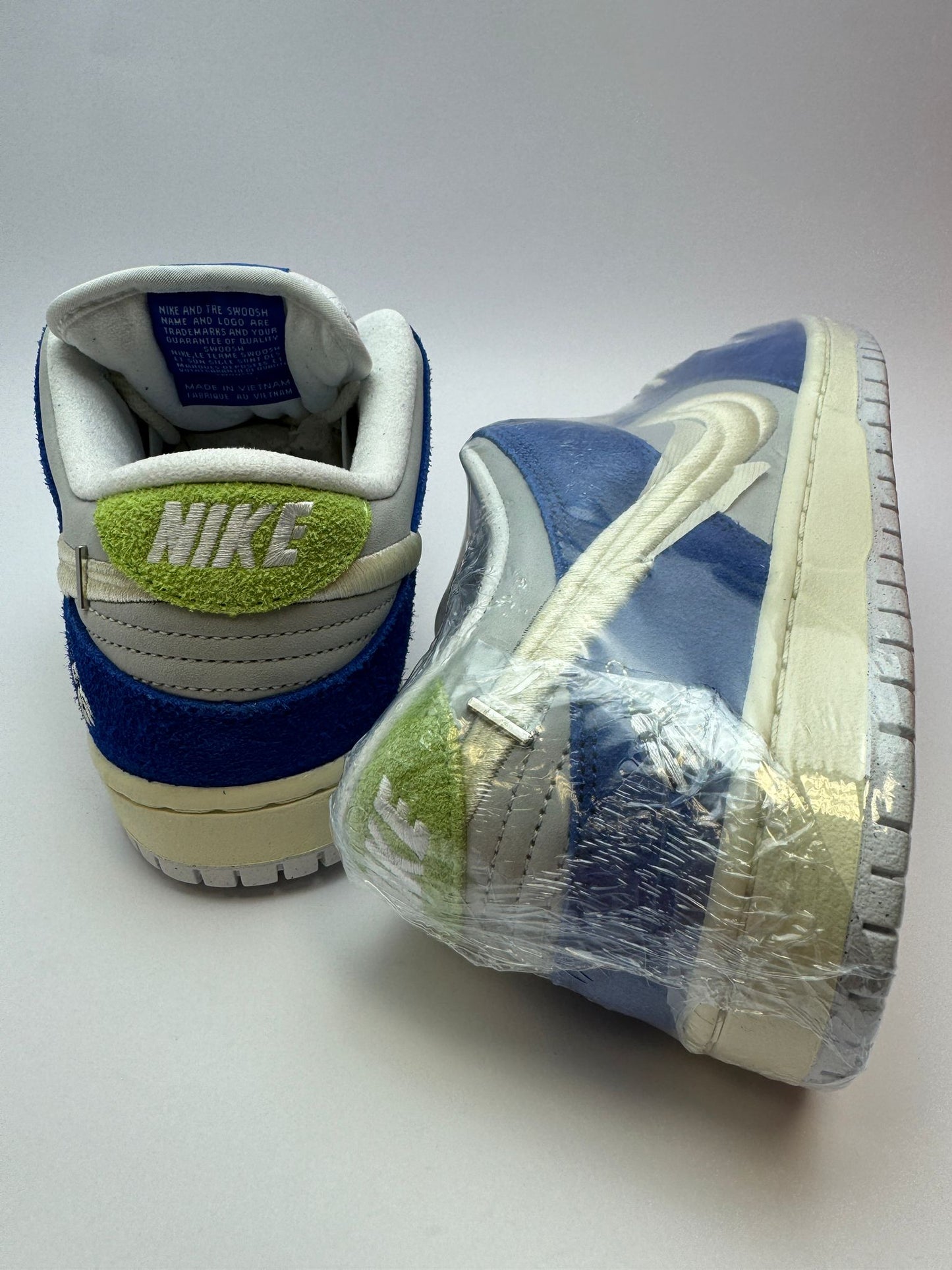 Nike SB Dunk Low Pro x Fly Streetwear 'Gardenia' – Nahaufnahme der cremefarbenen Gummisohle mit blauen Akzenten