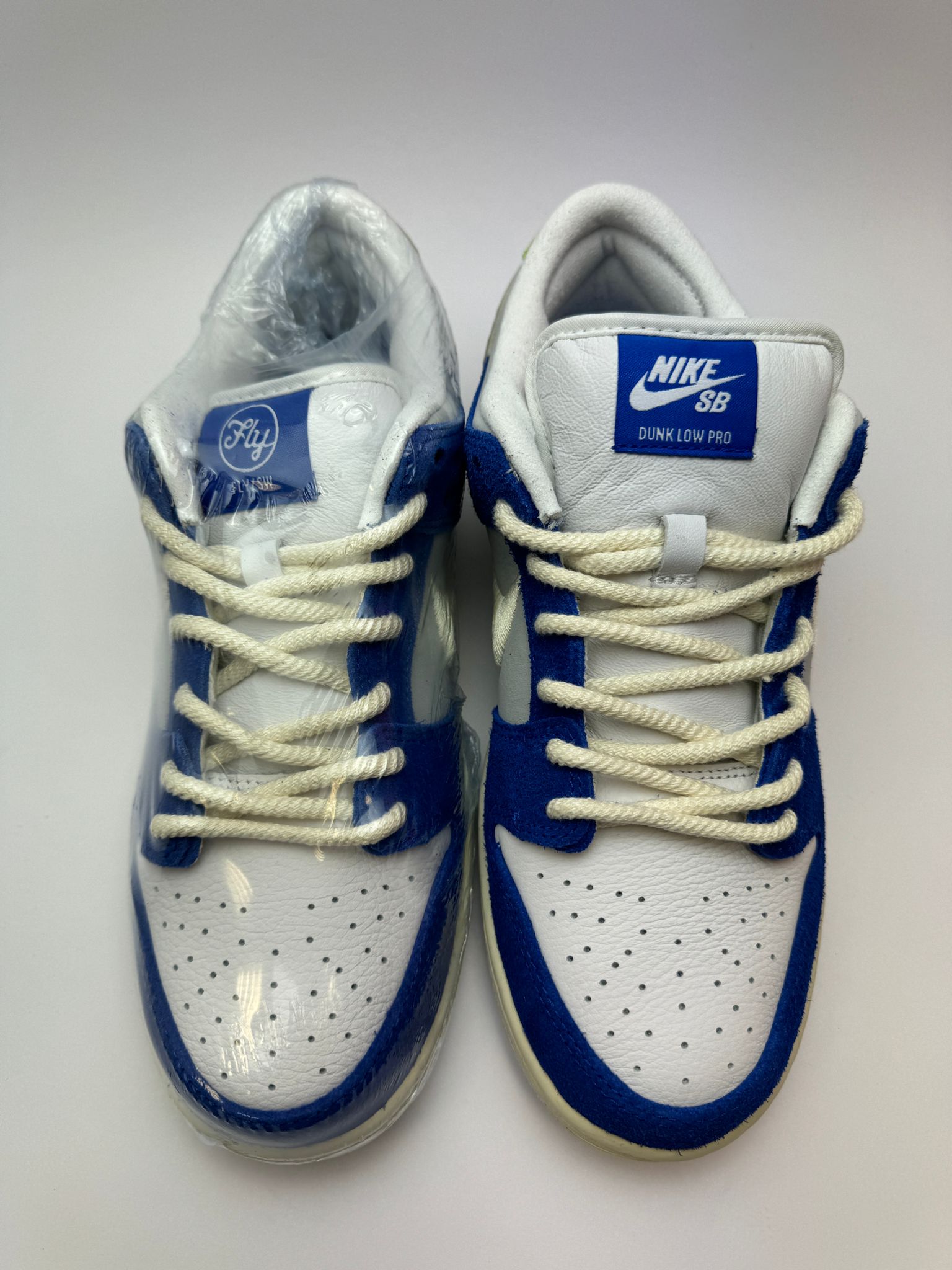 Nike SB Dunk Low Pro x Fly Streetwear 'Gardenia' – Rückansicht mit limegrünem Swoosh und Fly Streetwear-Logo