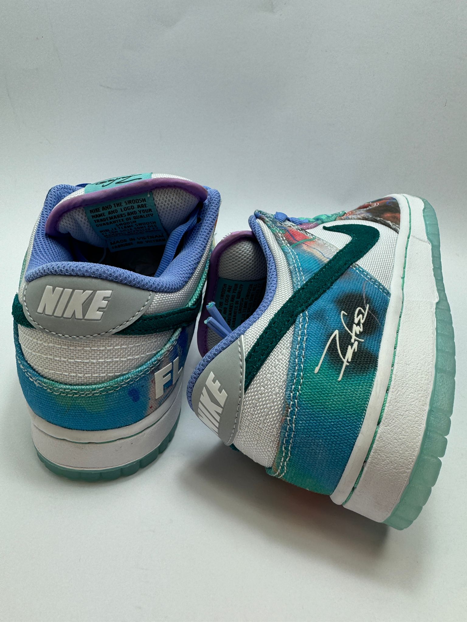 Nike SB Dunk Low Futura Laboratories Bleached Aqua – Rückansicht mit Nike SB Logo