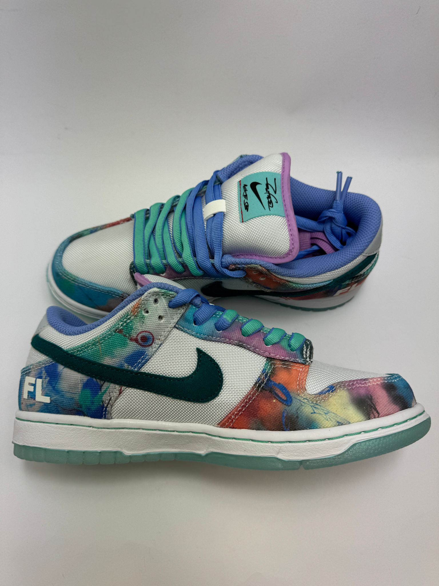 Nike SB Dunk Low Futura Laboratories Bleached Aqua – linke Außenseite mit washed-out aqua Akzenten
