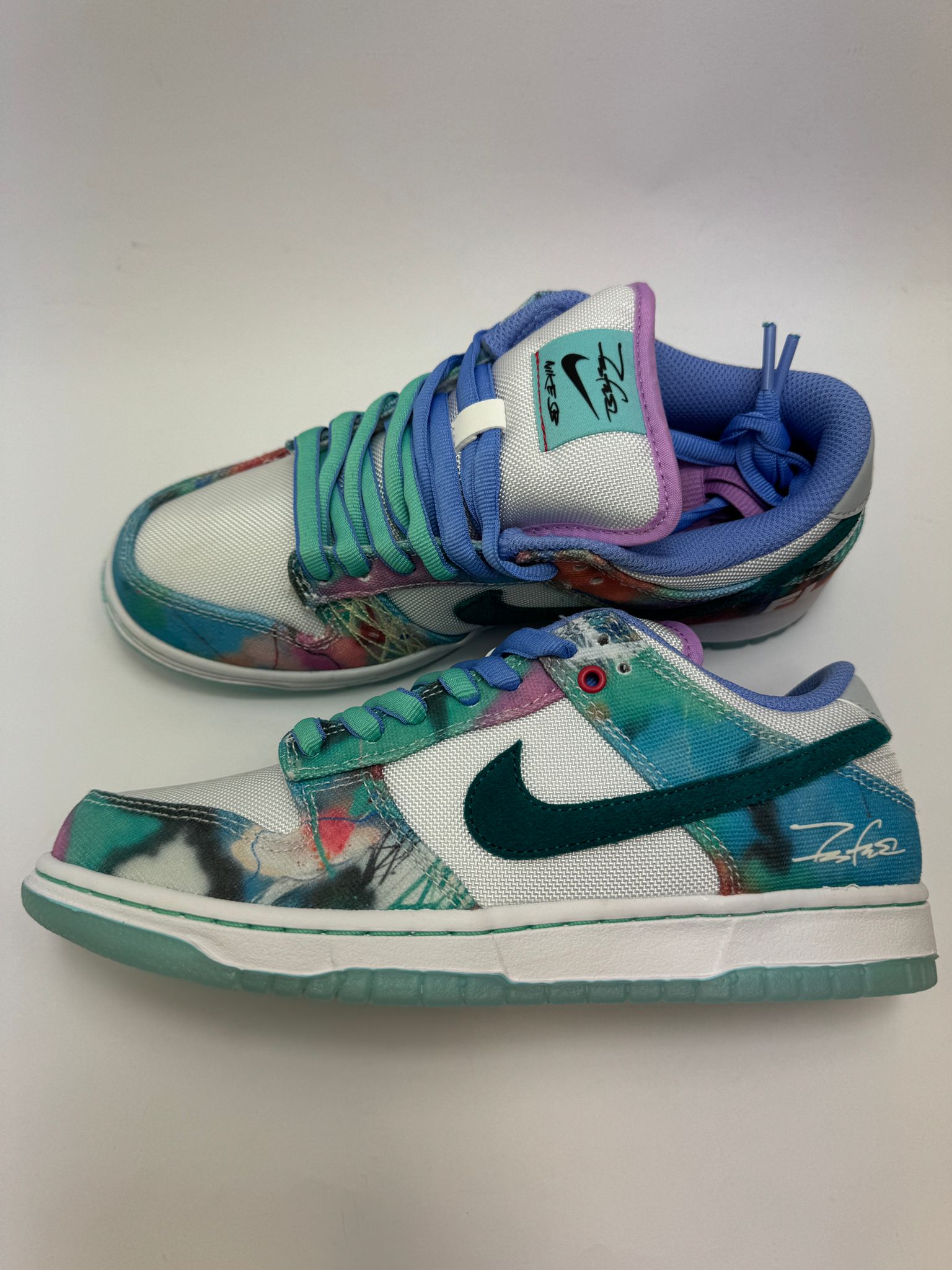 Nike SB Dunk Low Futura Laboratories Bleached Aqua – rechte Seitenansicht mit aqua- und weißem Farbdesign