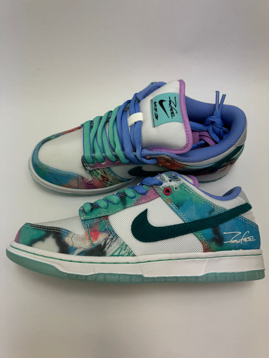 Nike SB Dunk Low Futura Laboratories Bleached Aqua – rechte Seitenansicht mit aqua- und weißem Farbdesign