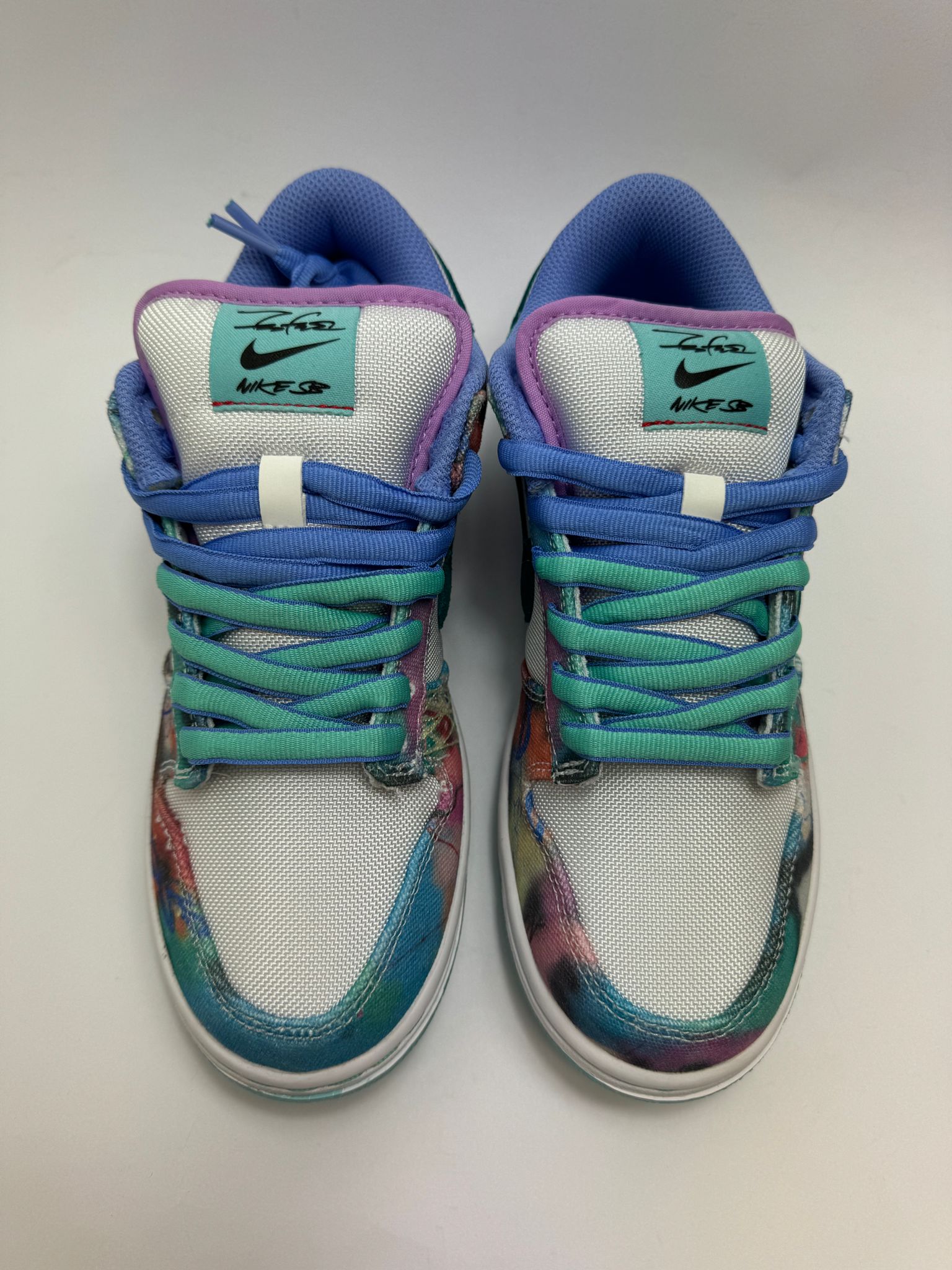 Detailansicht der Zunge – Nike SB Dunk Low Futura Laboratories Bleached Aqua mit Branding