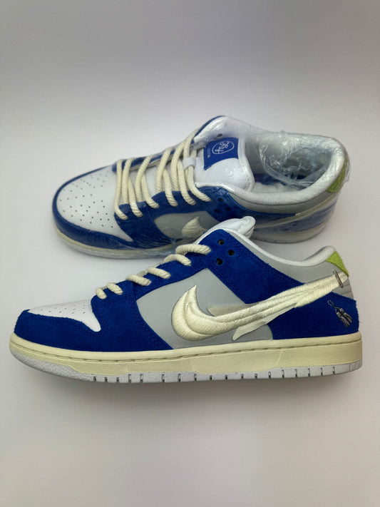 Nike SB Dunk Low Pro x Fly Streetwear 'Gardenia' – Seitenansicht mit blauen Wildleder-Overlays und weißem Leder-Obermaterial