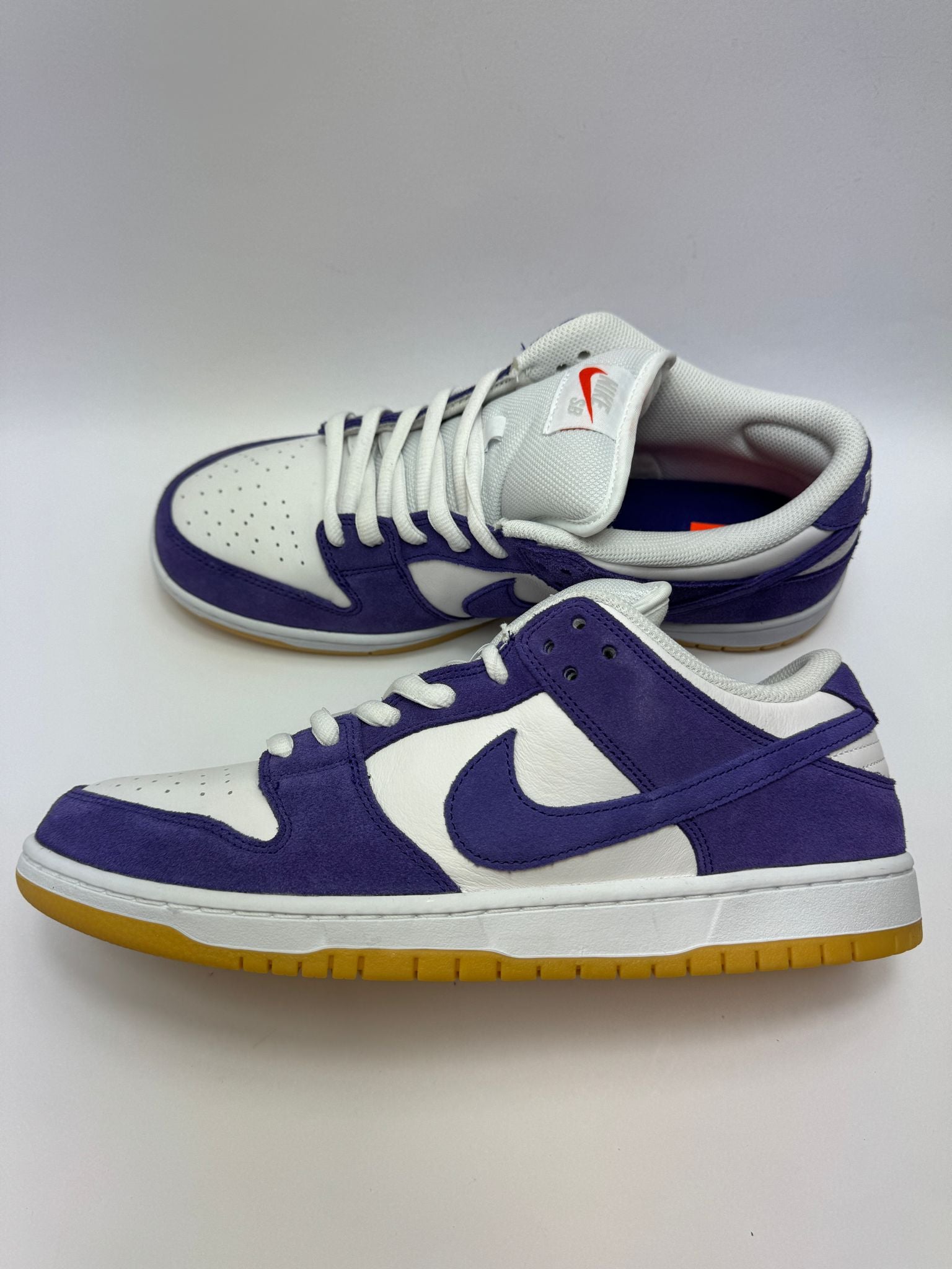 Nike SB Dunk Low Pro ISO Orange Label Court Purple – rechte Seitenansicht mit lila Overlays und oranger Zunge