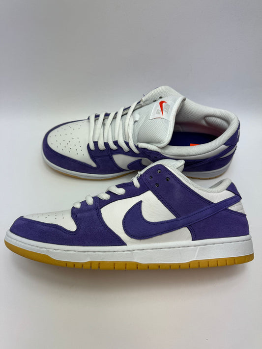 Nike SB Dunk Low Pro ISO Orange Label Court Purple – rechte Seitenansicht mit lila Overlays und oranger Zunge