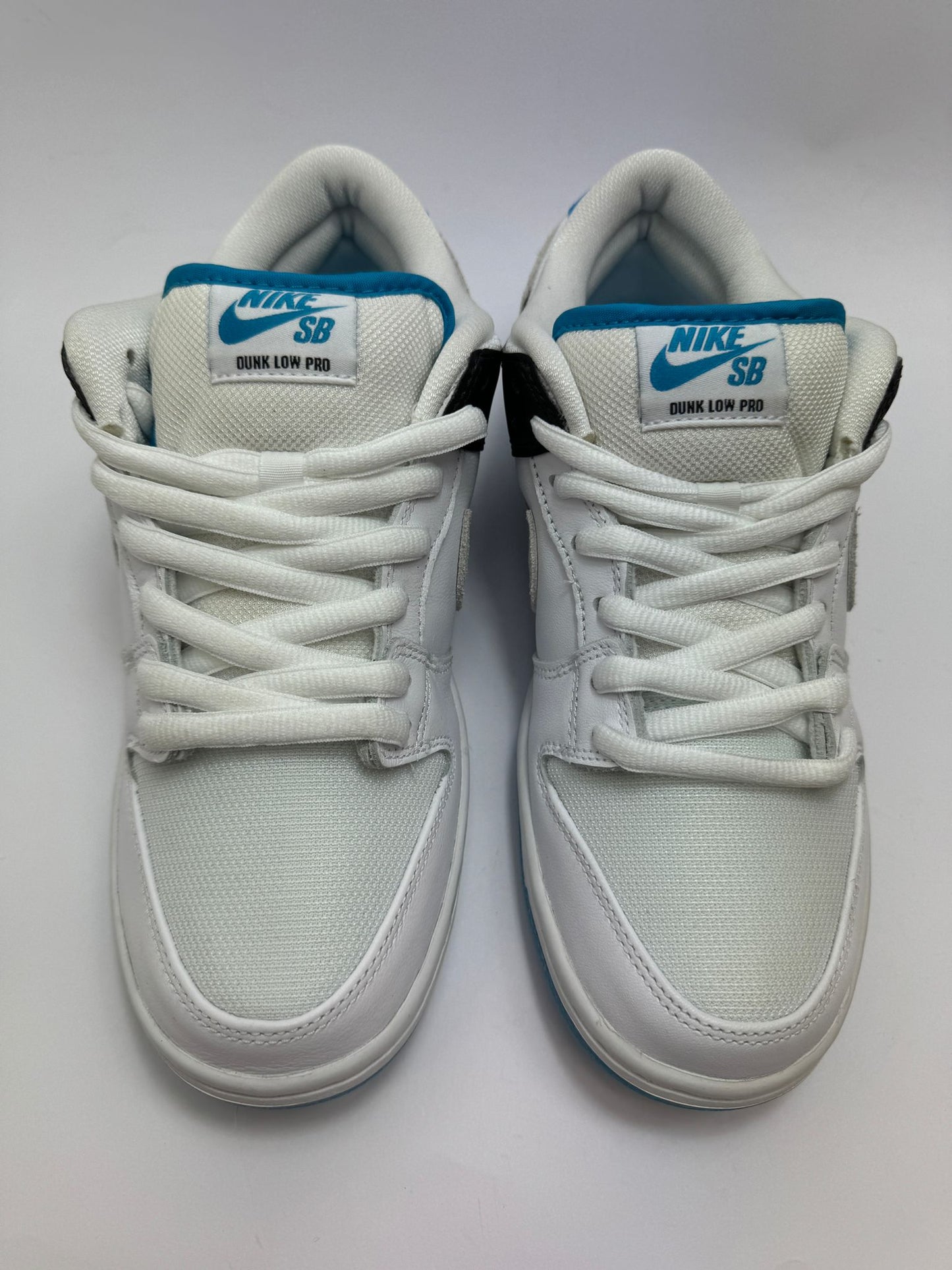 Detailansicht der Zunge – Nike SB Dunk Low Laser Blue mit Laser-Blue Branding