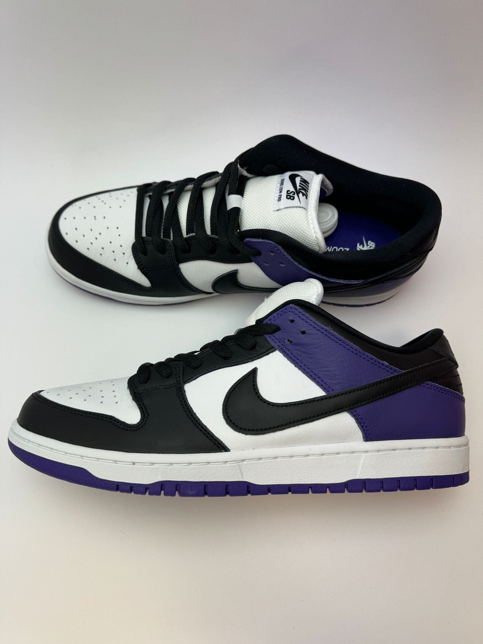 Nike SB Dunk Low Court Purple – rechte Seitenansicht mit weißem Leder-Upper und schwarzen Overlays