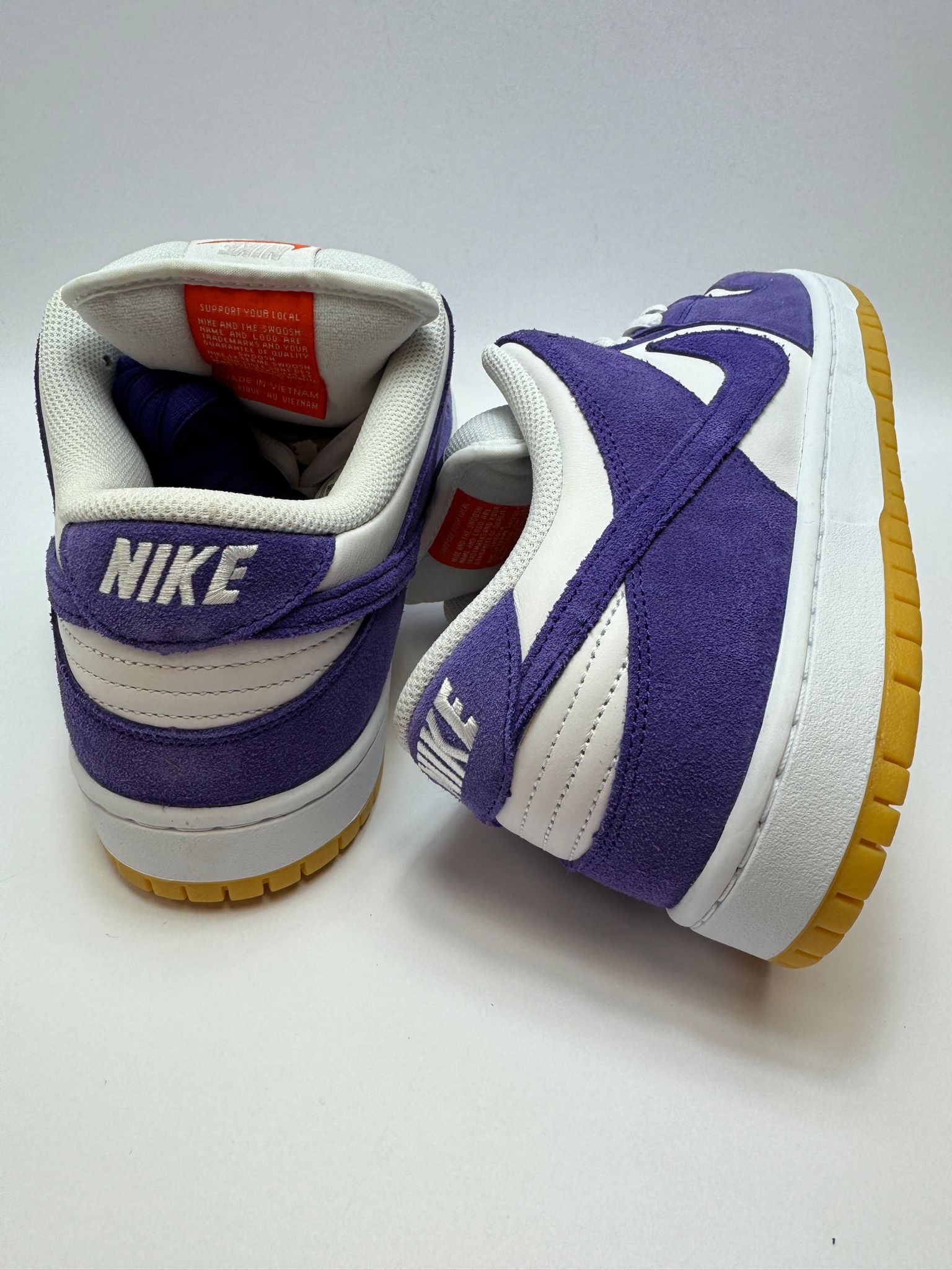 Nike SB Dunk Low Pro ISO Orange Label Court Purple – Rückansicht mit Nike SB Logo und lila Details