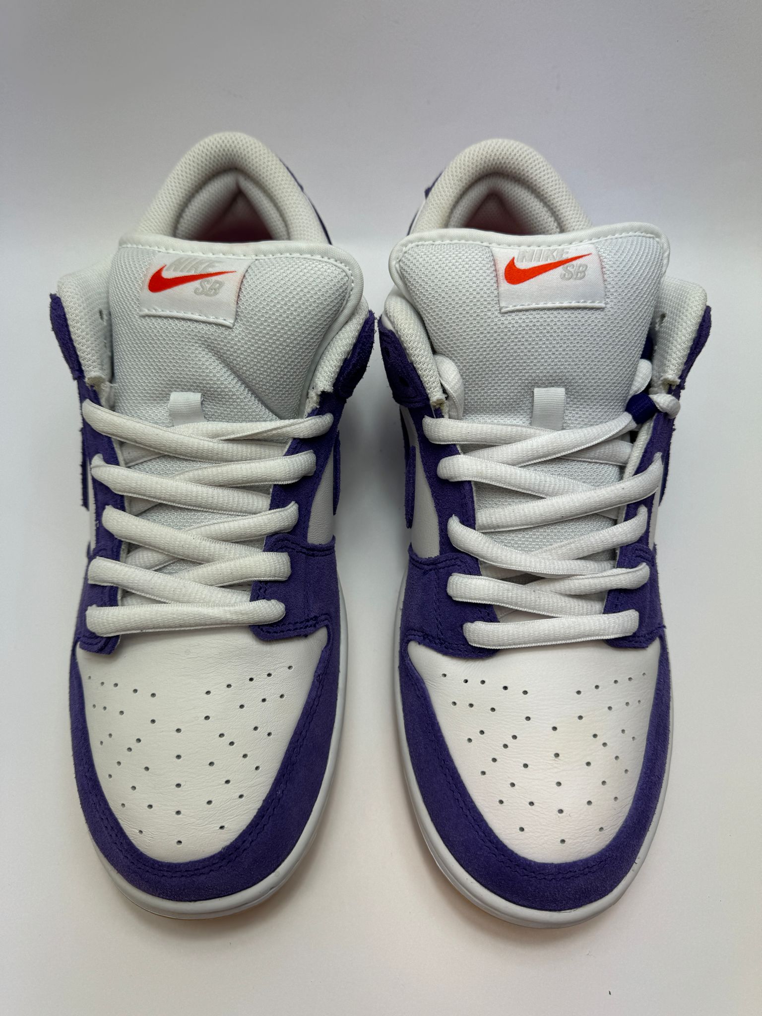 Detailansicht der Zunge – Nike SB Dunk Low Pro ISO Orange Label Court Purple mit Orange-Label-Branding