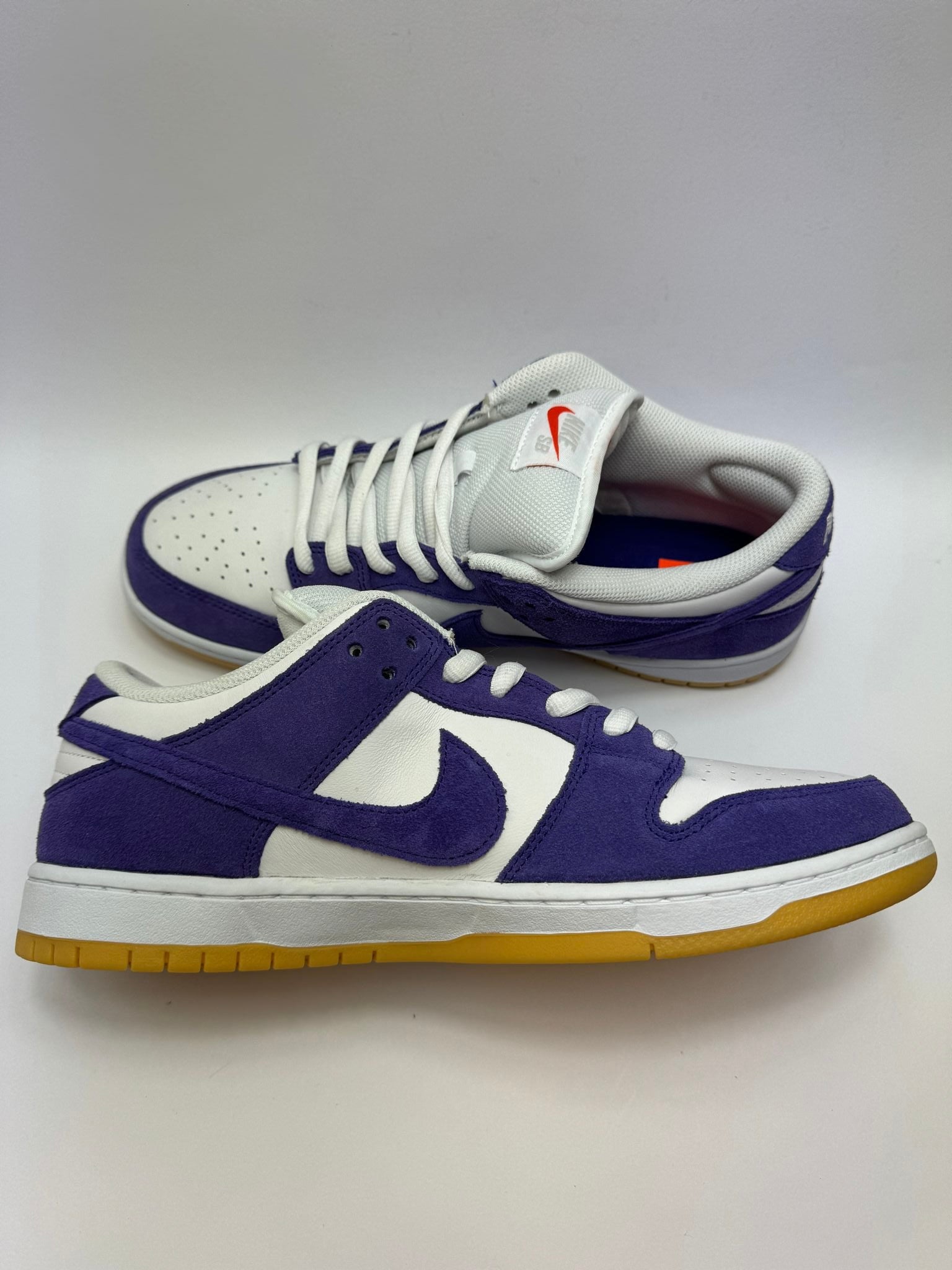 Nike SB Dunk Low Pro ISO Orange Label Court Purple – linke Außenseite mit kräftigem Court Purple-Swoosh