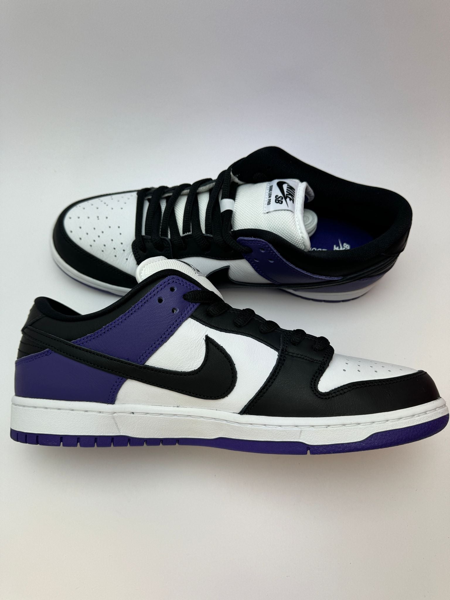 Nike SB Dunk Low Court Purple – linke Außenseite mit Court Purple Heel-Overlay und kontrastierendem schwarzen Swoosh