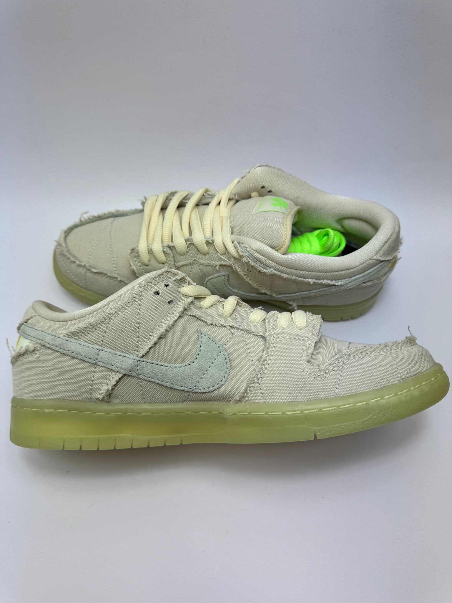 Nike SB Dunk Low Mummy – linke Außenseite mit verwobenen Mummy-Bandagen-Details