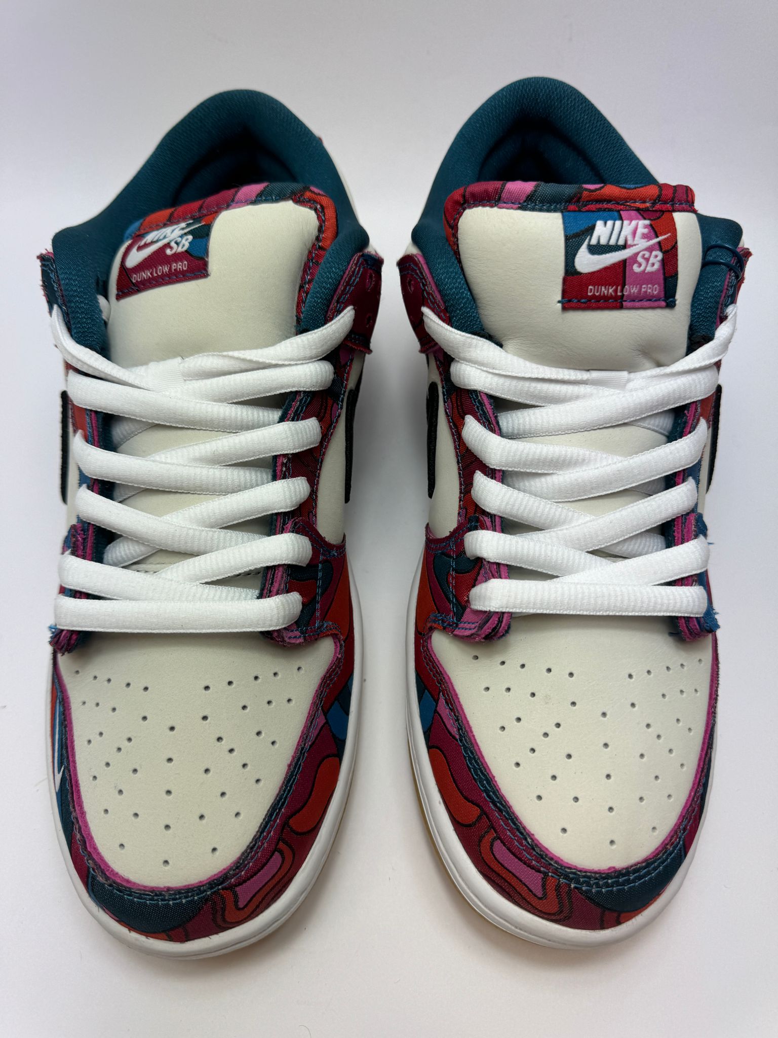 Detailansicht der Zunge – Nike SB Dunk Low Pro Parra Abstract Art mit gewebtem Parra-Logo