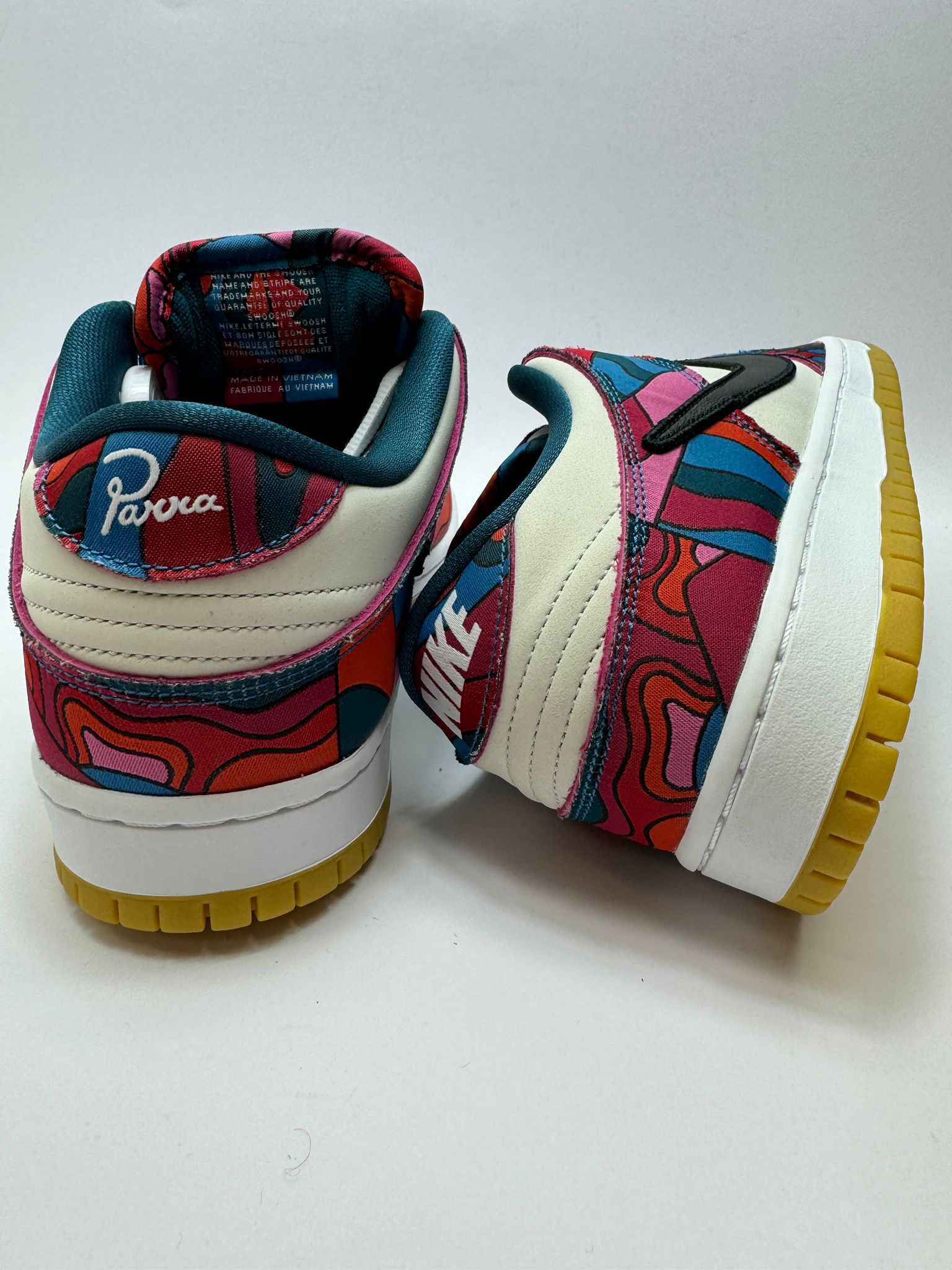 Nike SB Dunk Low Pro Parra Abstract Art – Rückansicht mit Nike SB Logo und bunten Designelementen